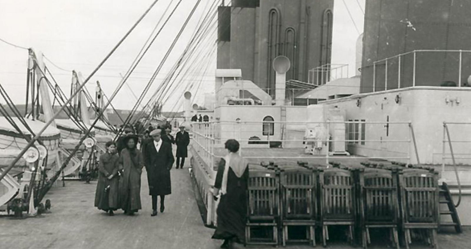 Imagen de la cubierta de segunda clase del Titanic con los botes salvavidas a la izquierda.