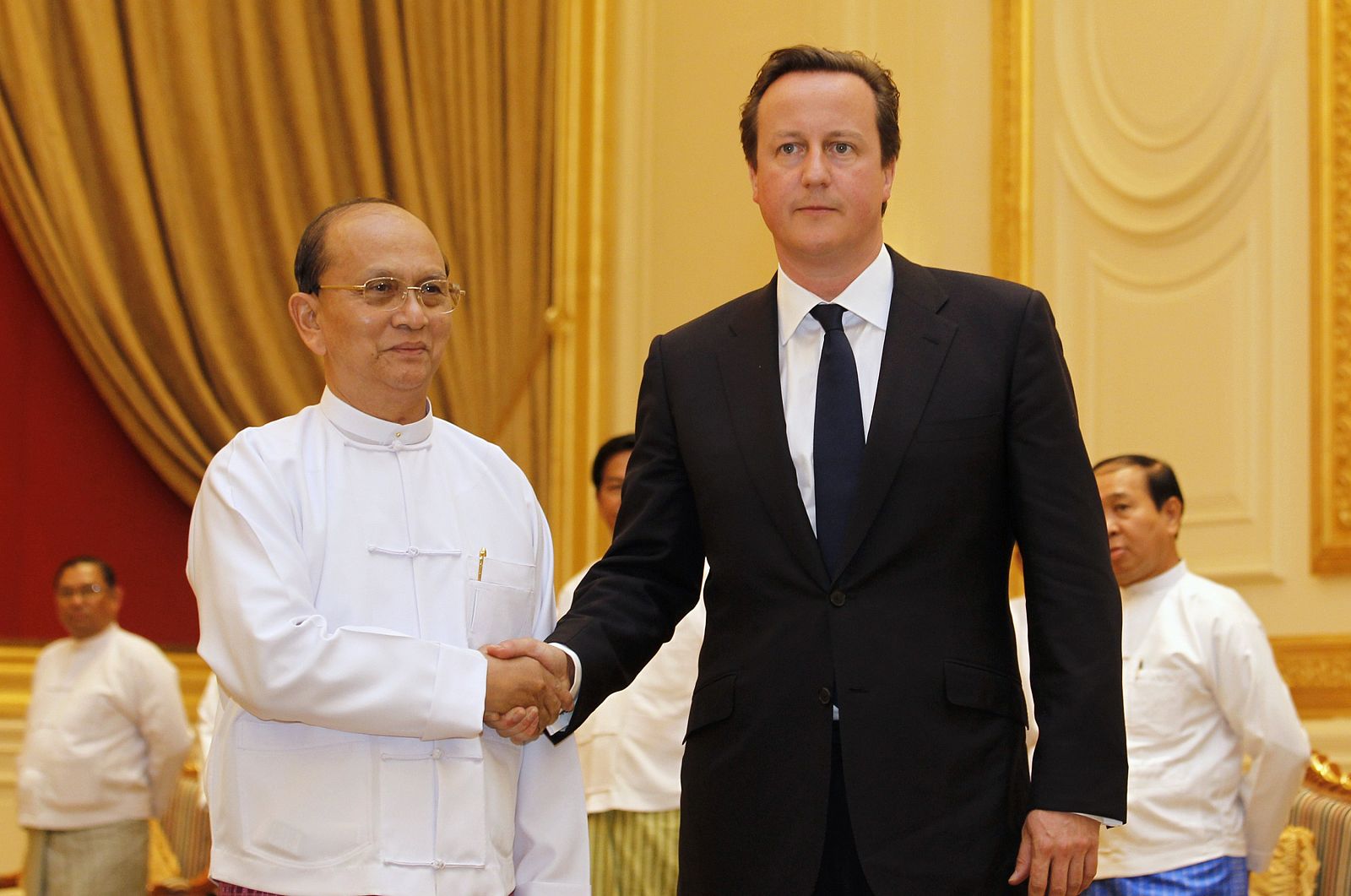 El primer ministro británico, David Cameron, se encuentra con el presidente de Birmania, Thein Sein