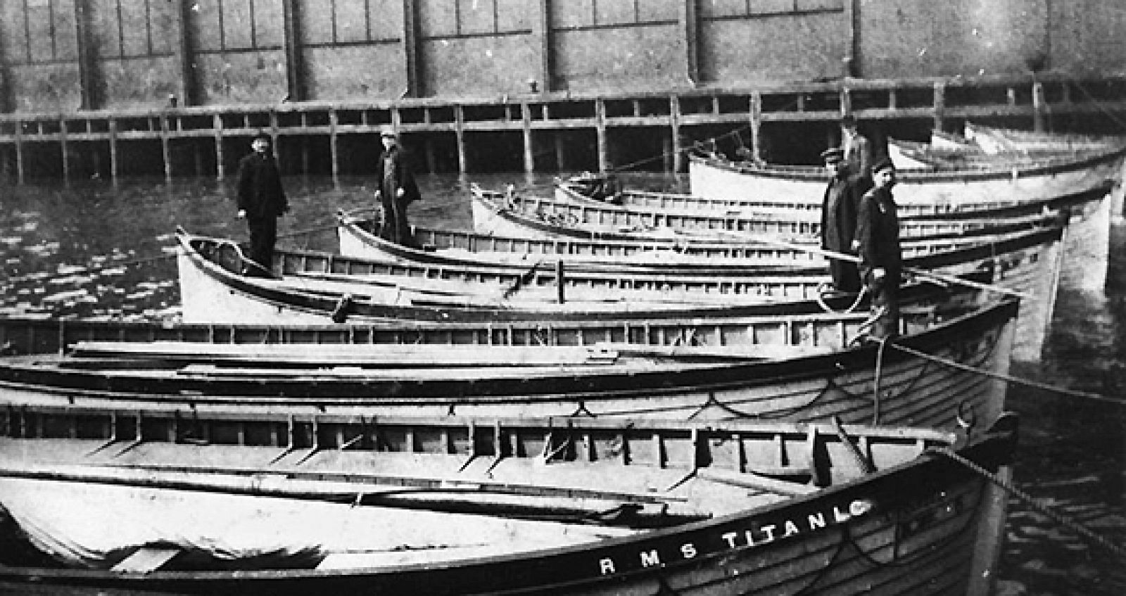 Algunos de los botes salvavidas que sobrevivieron al naufragio, en el puerto de Nueva York.