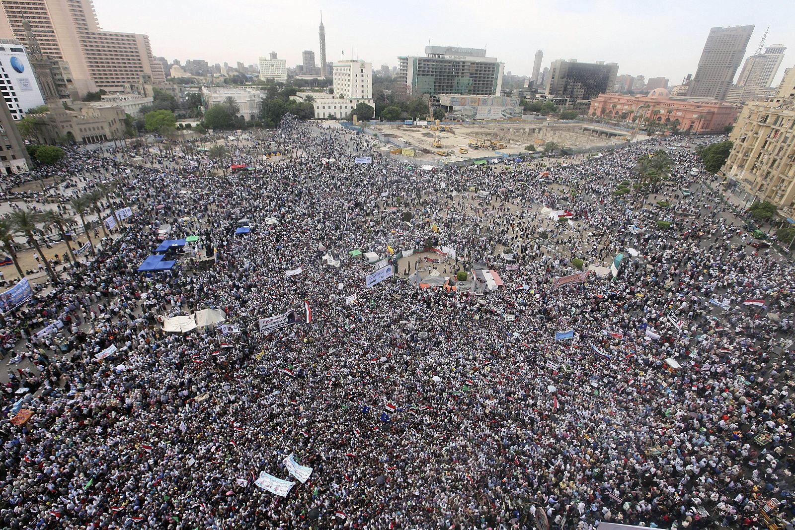 Miles de personas participan en una manifestación contra candidatos presidenciales ligados al régimen del expresidente Hosni Mubarak.