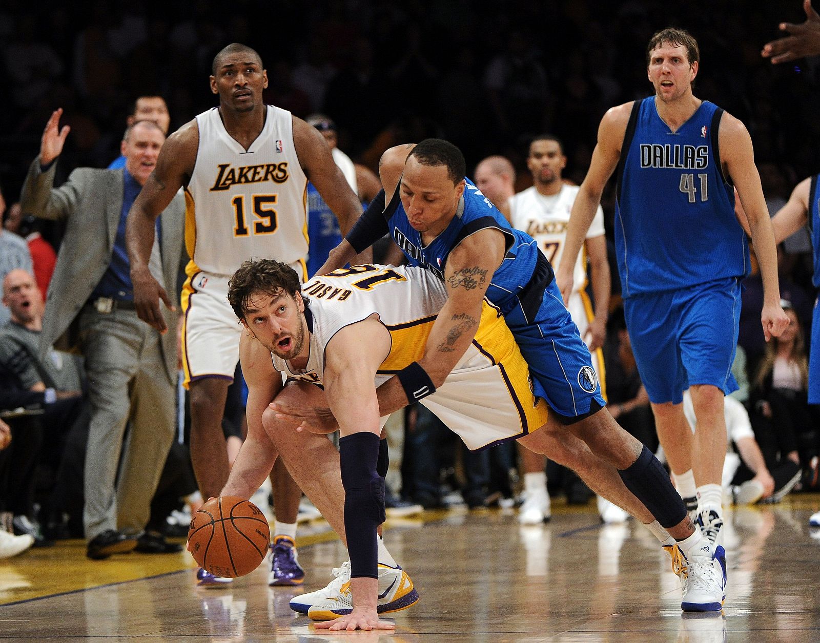 Pau Gasol, de los Ángeles Lakers, lucha ante la presión de Shawn Marion, de los Dallas Mavericks.