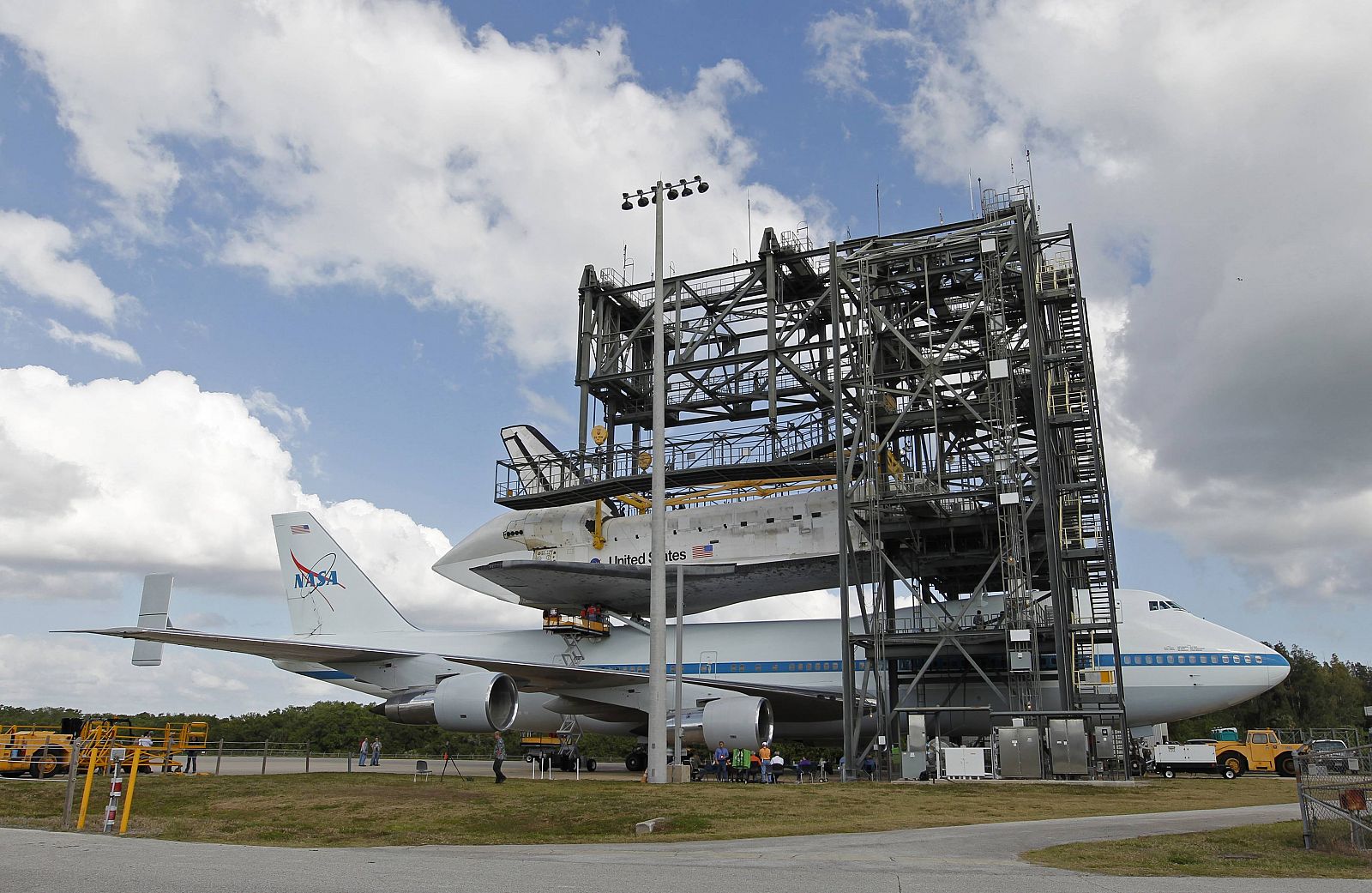 El Discovery enganchándose al avión 747 de la NASA que le transportará al Museo Smithsonian del Aire y el Espacio, en Virginia.