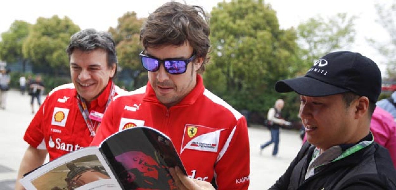 Fernando Alonso firma autógrafos a su llegada al GP de Fórmula 1 de China, el pasado fin de semana en Shanghái