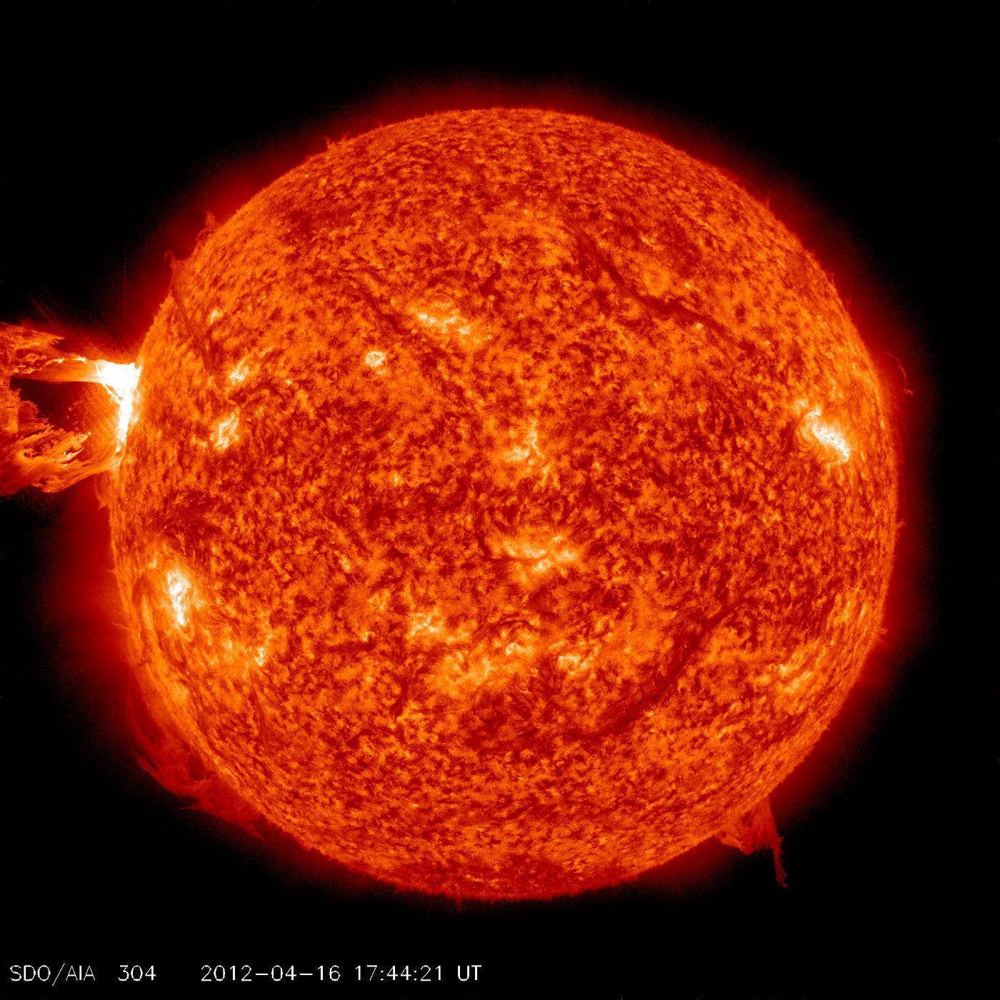 Otra de las perspectivas de la llamarada solar de clase M captada el 16 de abril por una sonda de la NASA