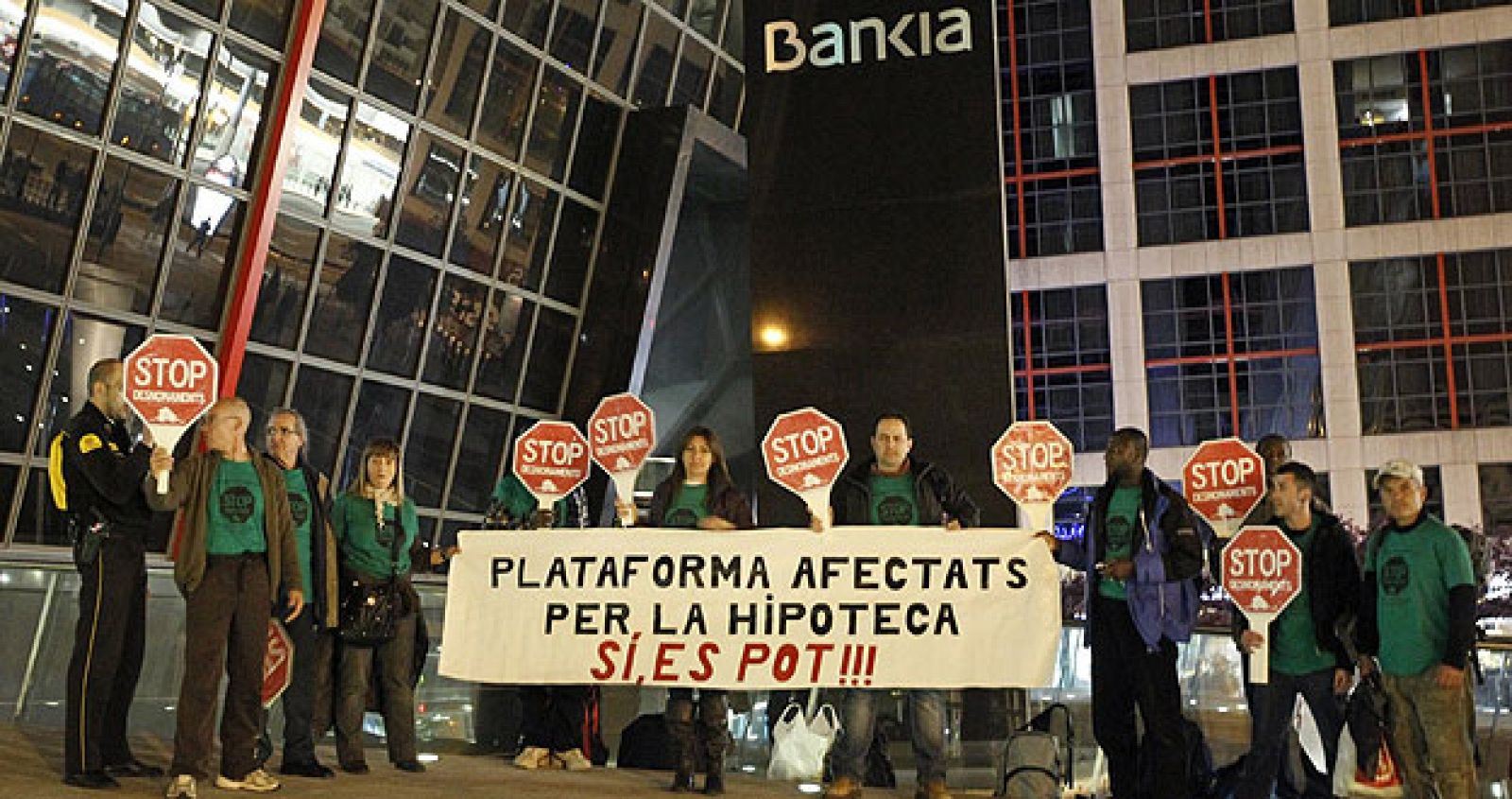 Un grupo de afectados por el impago de hipotecas duermen bajo la sede de Bankia en Madrid