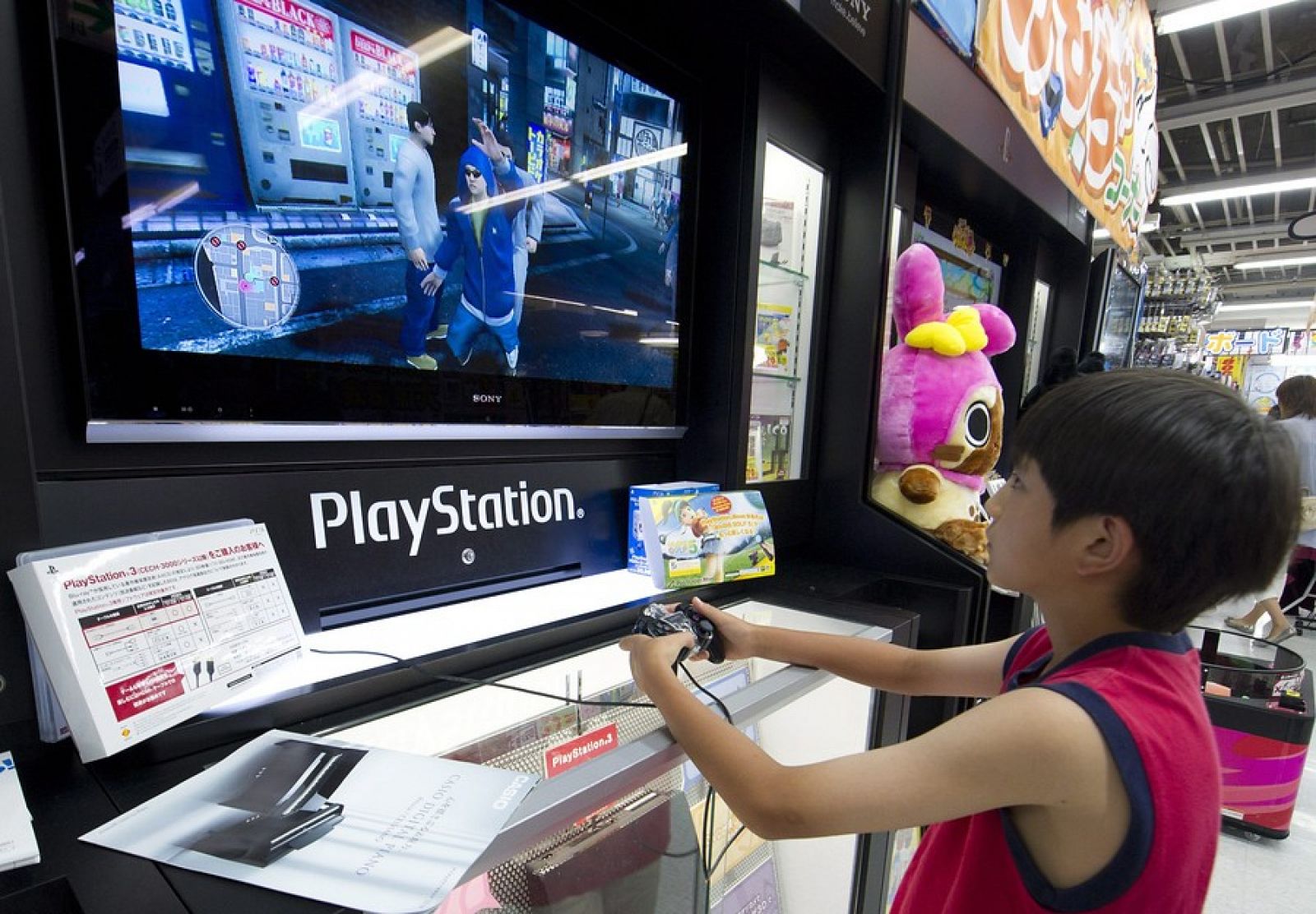 Un niño juega con una PS 3 en una tienda de Japón