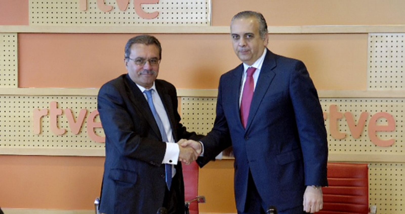 Jaime Gaiteiro, director general corporativo de RTVE, y José Luis Sáez, presidente de la FEB, se estrechan la mano tras firmar el acuerdo.