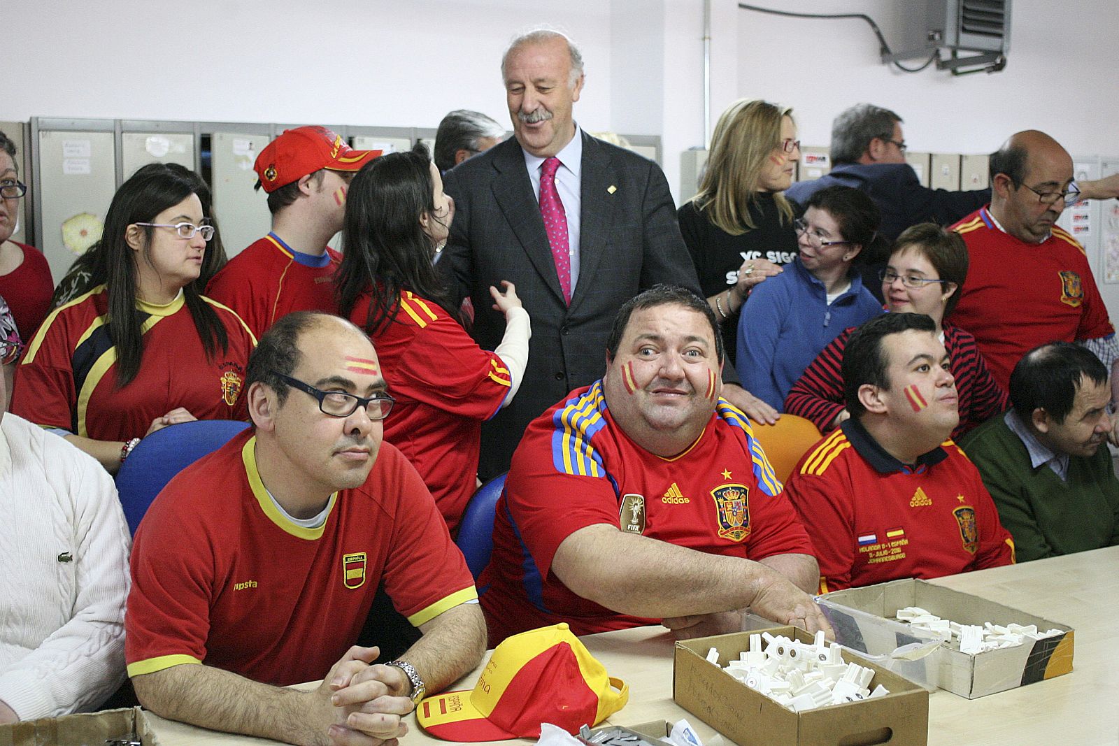 El seleccionador de España de fútbol, Vicente del Bosque, durante la visita que realizó al centro de discapacitados de Asprona en Albacete.