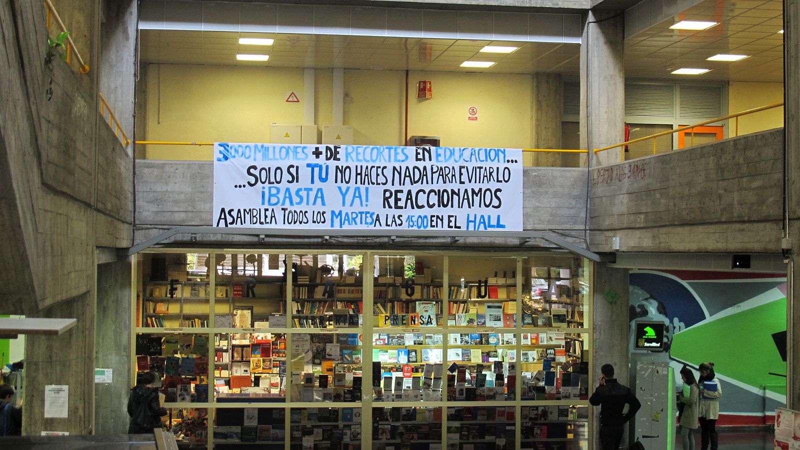 Una pancarta contra los recortes  en la Universidad Complutense de Madrid.