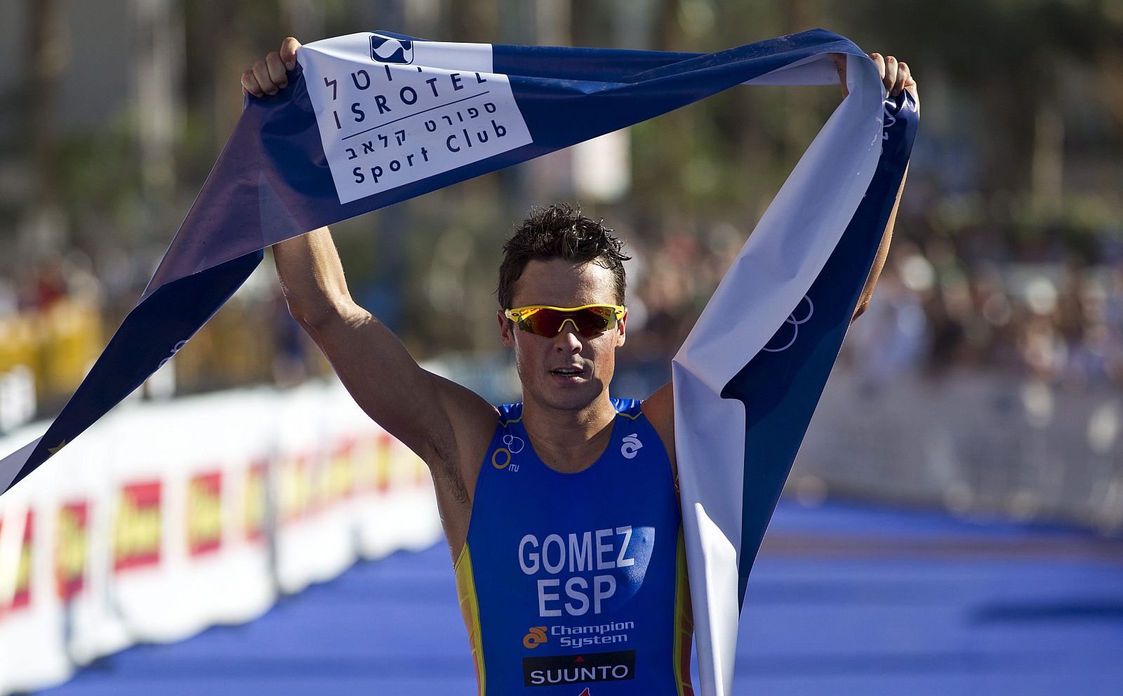 El triatleta español Javier Gómez Noya celebra su victoria en la línea de meta durante el Campeonato de Europa de Triatlón celebrado en Eilat.