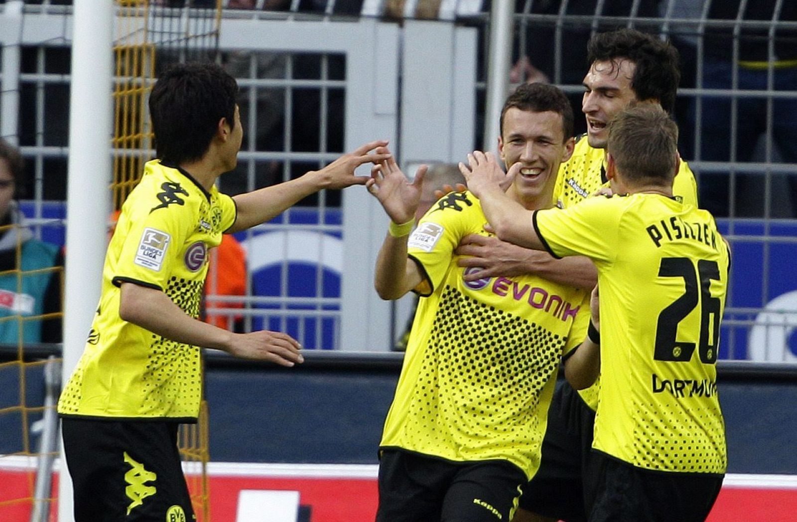 El jugador de Borussia Dortmund Ivan Perisic (2i) celebra su gol con sus compañeros
