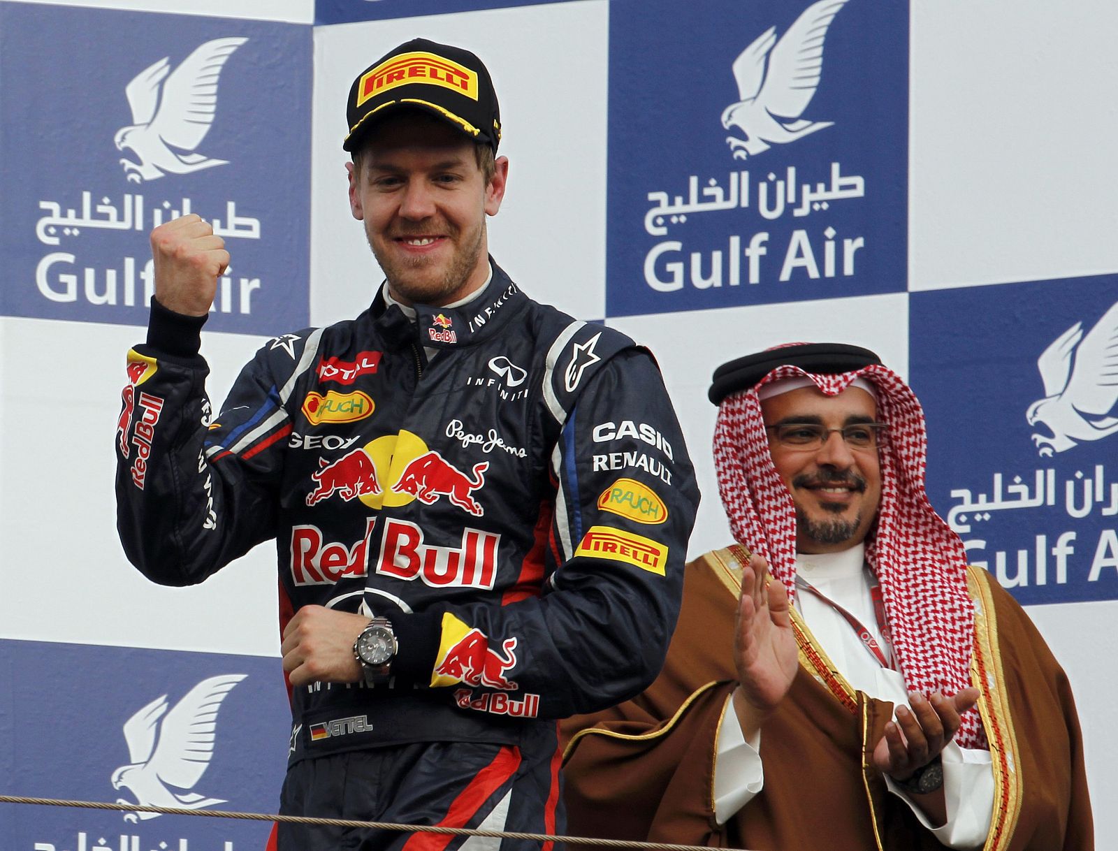 El piloto de Red Bull Sebastian Vettel en el podio de Baréin.