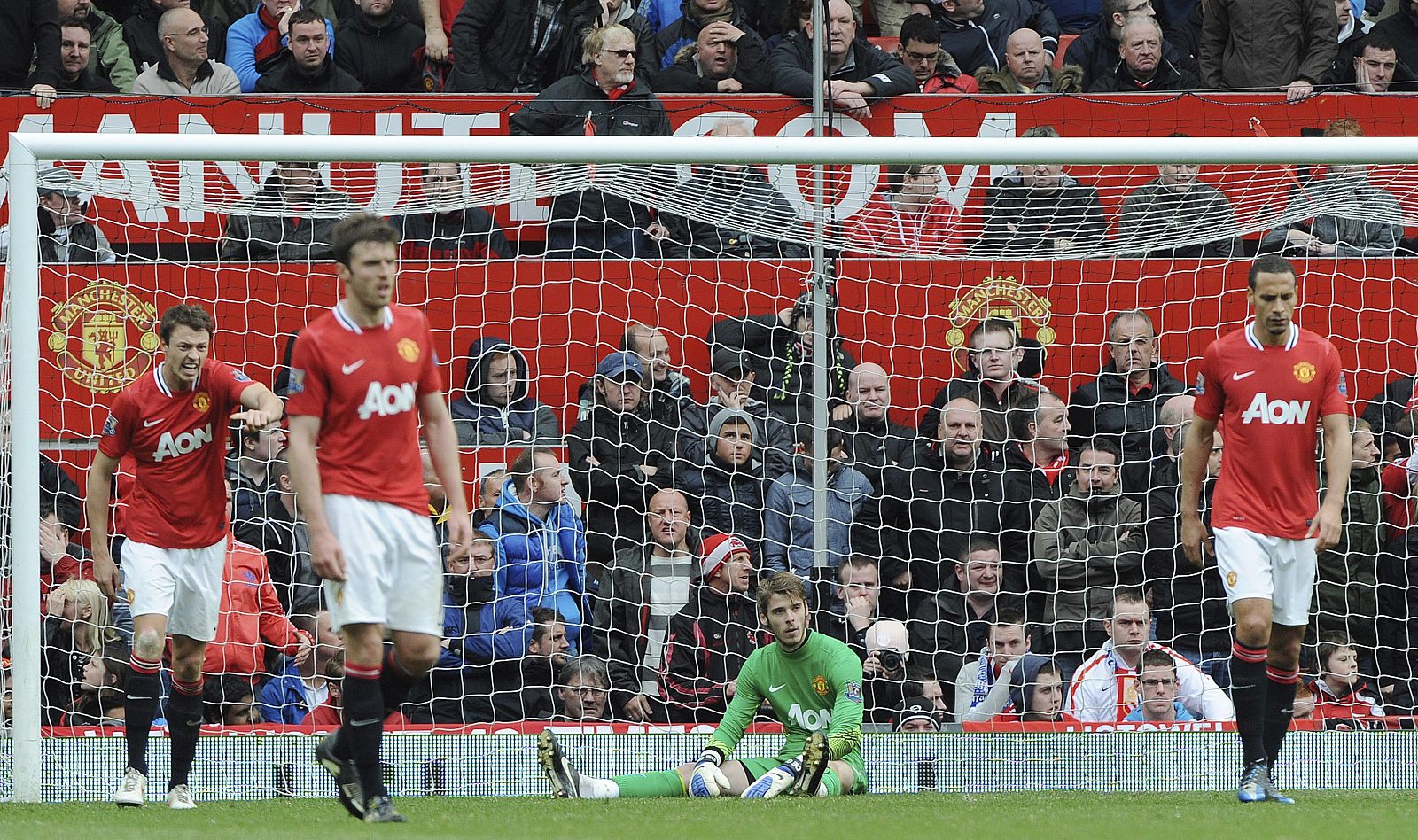 El portero español del Manchester United David De Gea se lamenta tras no conseguir para el 4-4 ante el Everton.