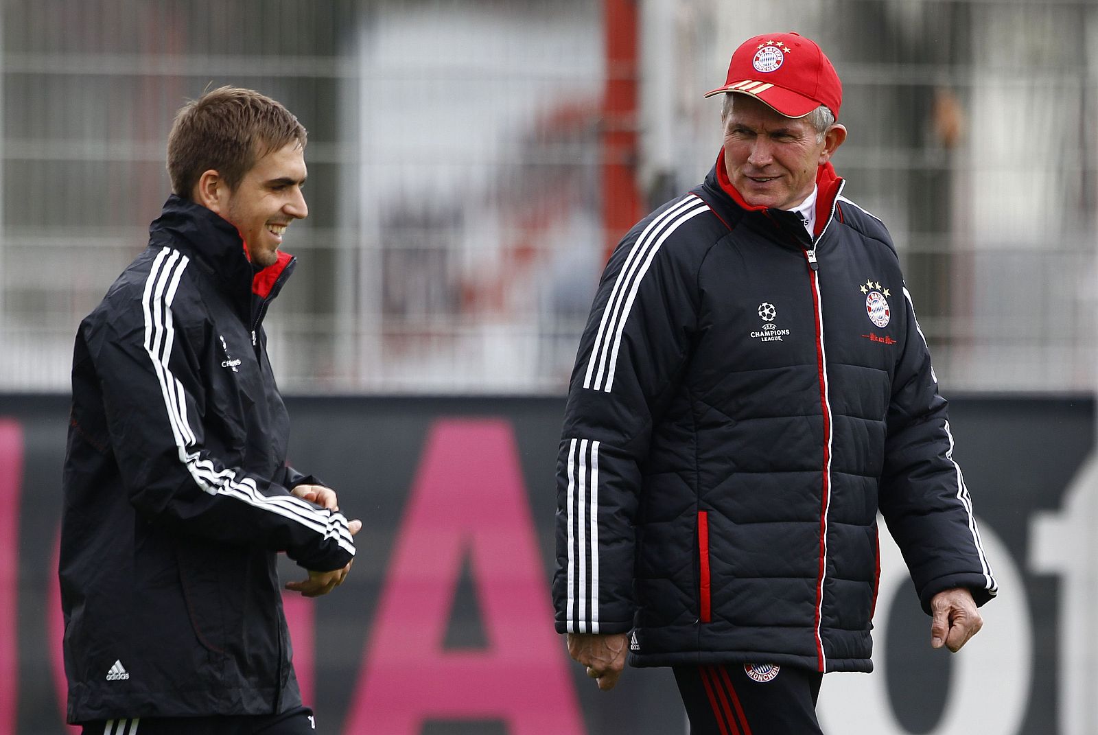 Philipp Lahm, capitán del Bayern Munich, junto a su entrenador, Jupp Heynckes.