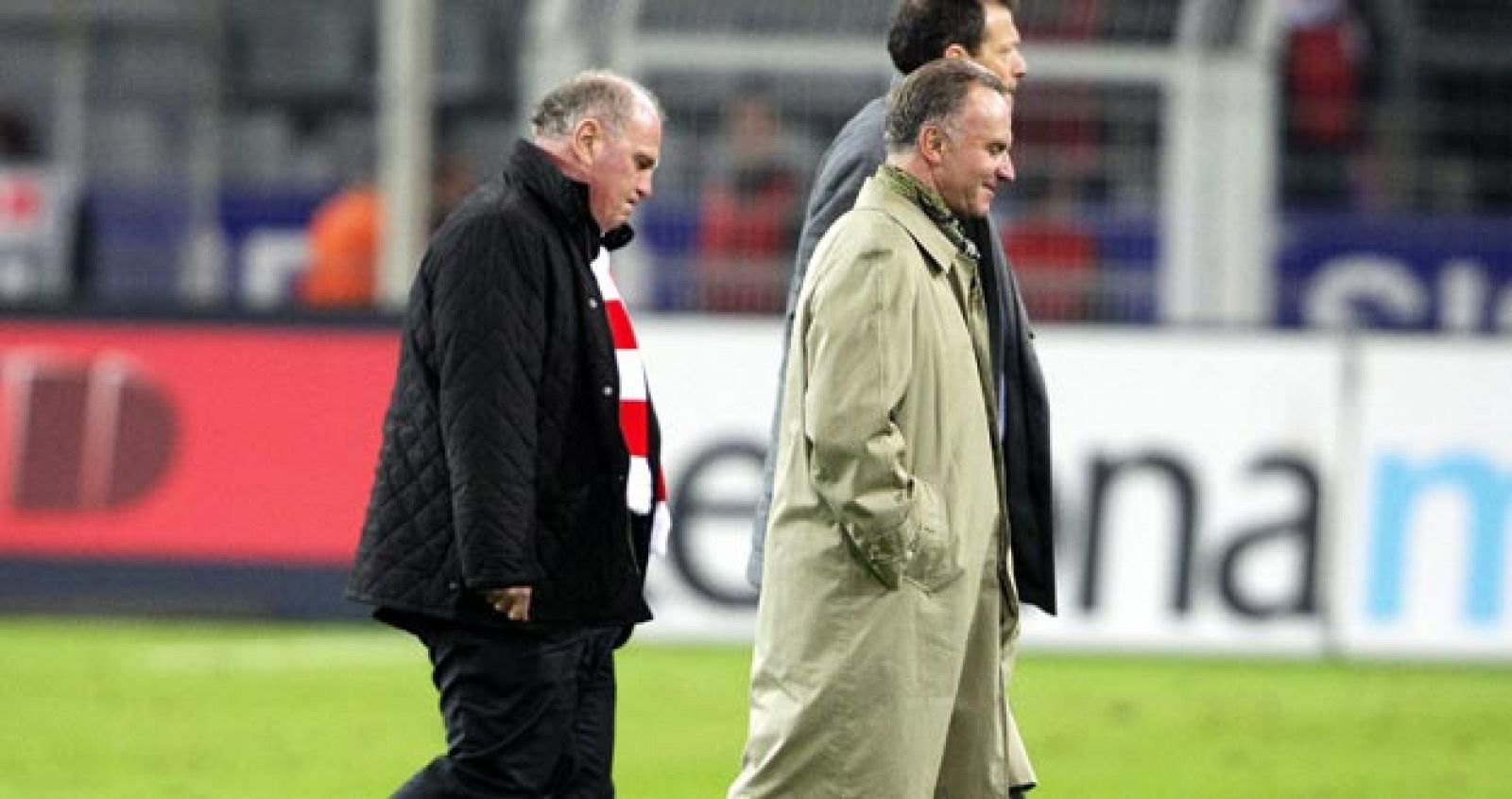 El presidente del Bayern Múnich, Uli Hoeness (i), y el director ejecutivo Karl-Heinz Rummenigge (d) salen del campo del Borussia Dortmund  el pasado 11 de abril