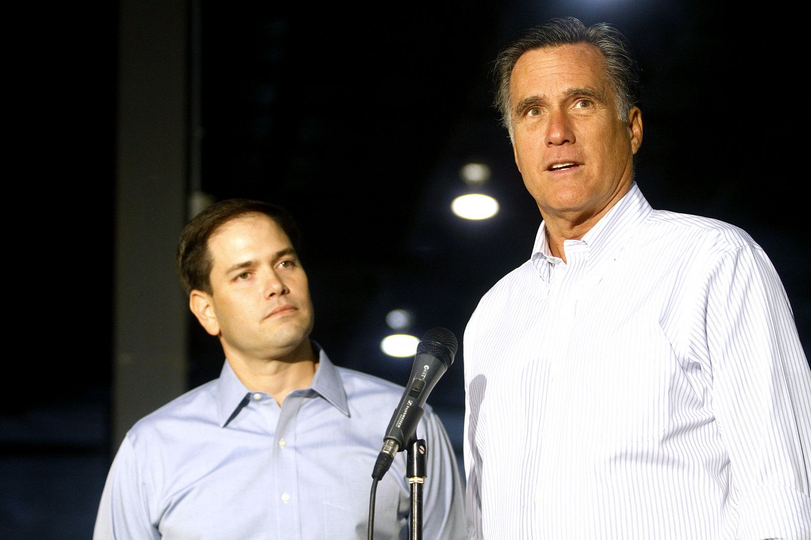 El senador por Florida Marco Rubio, a la izquierda, hace campaña con el candidato republicano Mitt Romney