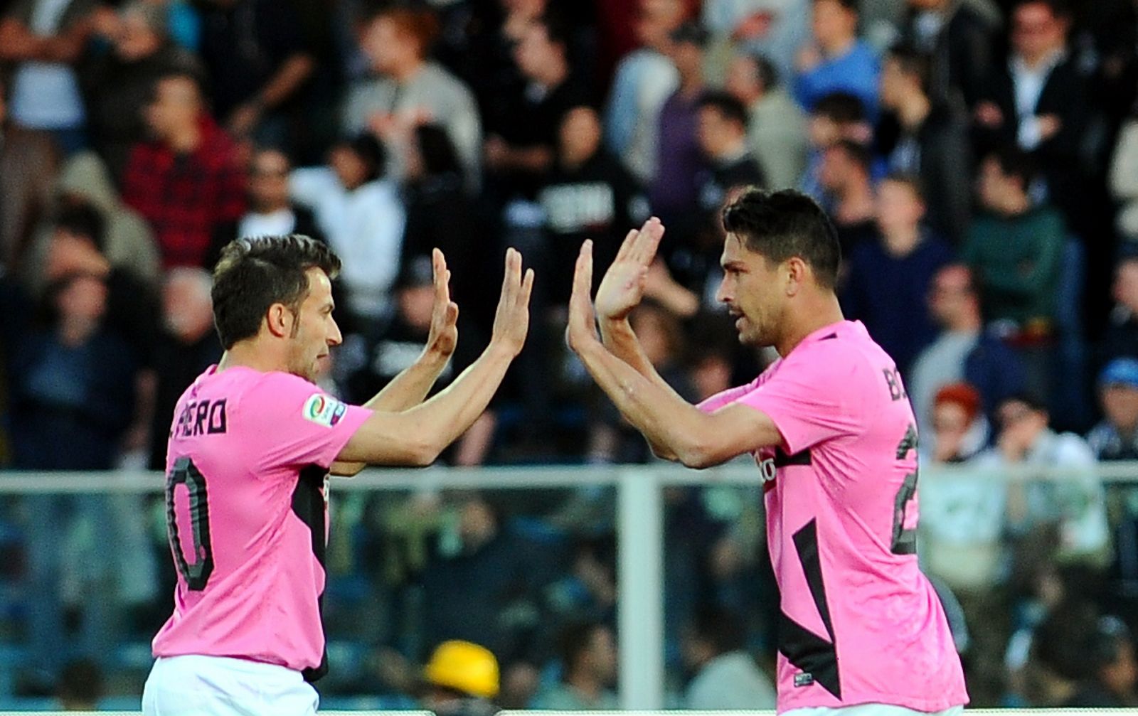 Los jugadores de la Juventus, Marco Borriello y Alessandro Del Piero, celebran el gol de su equipo.