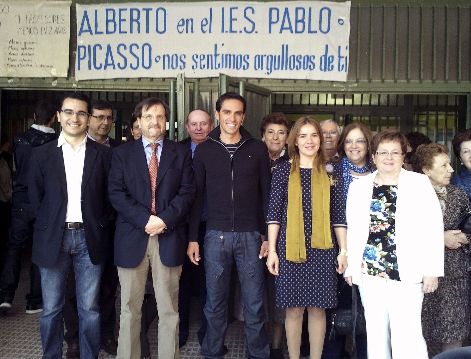El ciclista español Alberto Contador (c), en el instituto público de Pinto "Pablo Picasso", donde dieron un emotivo homenaje a su antiguo estudiante más ilustre.
