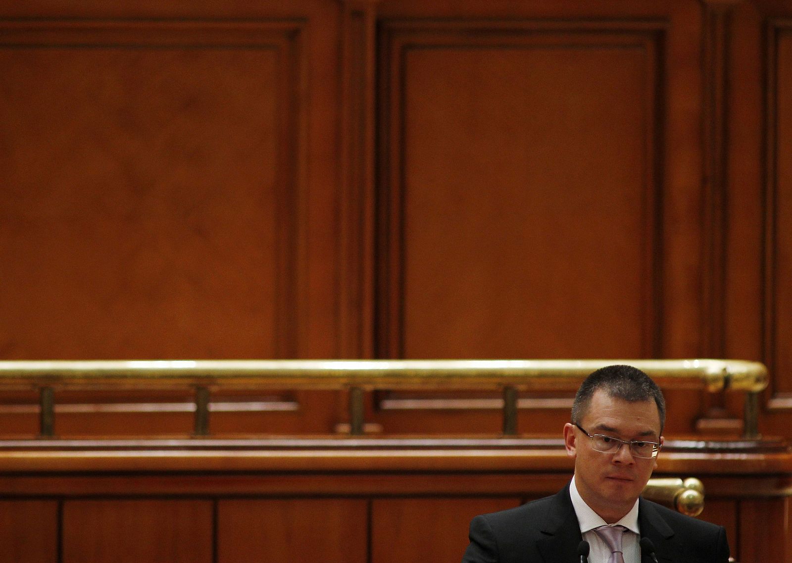 El primer ministro rumano, Mihai Razvan Ungureanu, se dirige al Parlamento durante el debate de la moción de censura