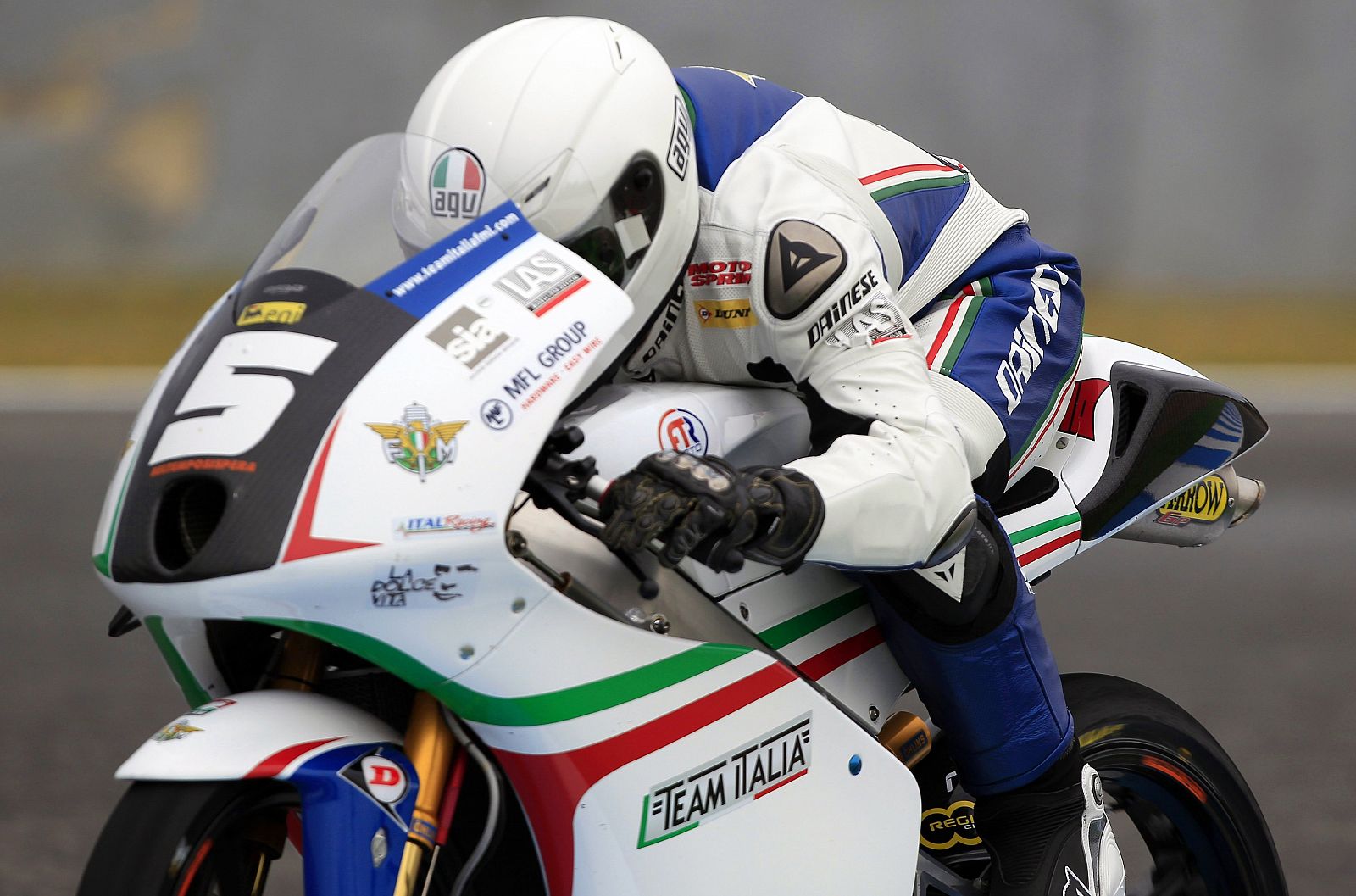 El italiano Romano Fenati ha logrado su primera victoria del Mundial de Moto3.