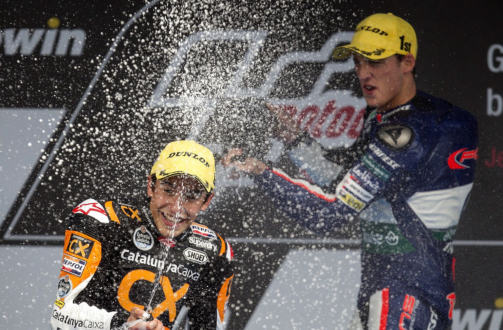 Pol Espargaró (d) y Marc Márquez celebran su primer y segundo puesto en la carrera de Jerez.