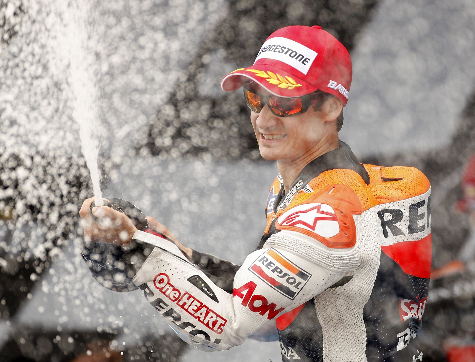 Dani Pedrosa celebra en el podio su tercera plaza conseguida en Jerez.