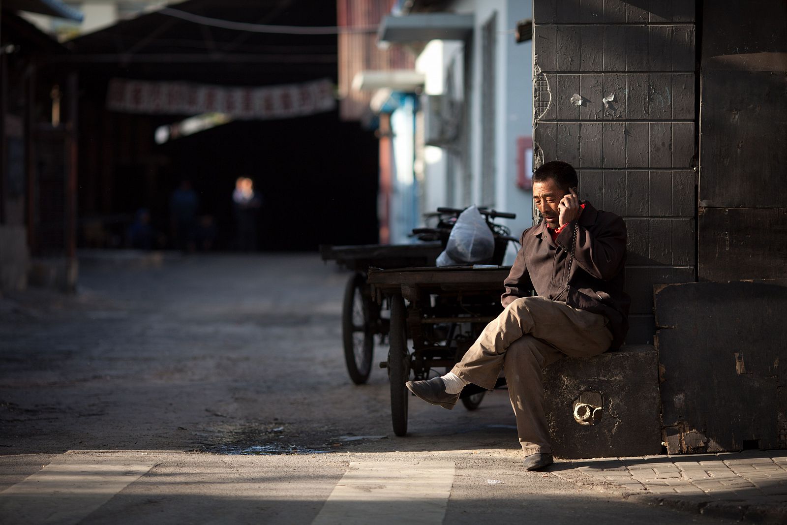 Un hombre habla por el móvil en Beijin, China