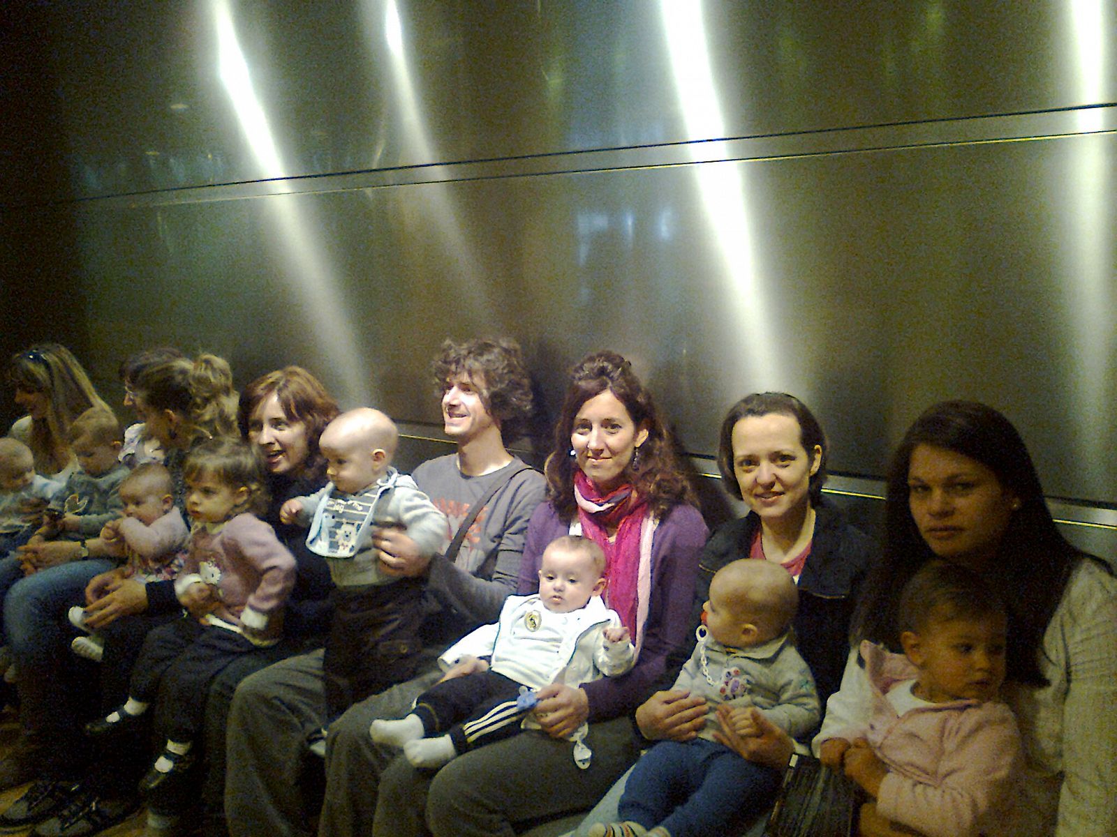 Niños, padres y cuidadores esperan el estreno en Madrid de la compañía Praxinoscope el pasado 25 de abril.