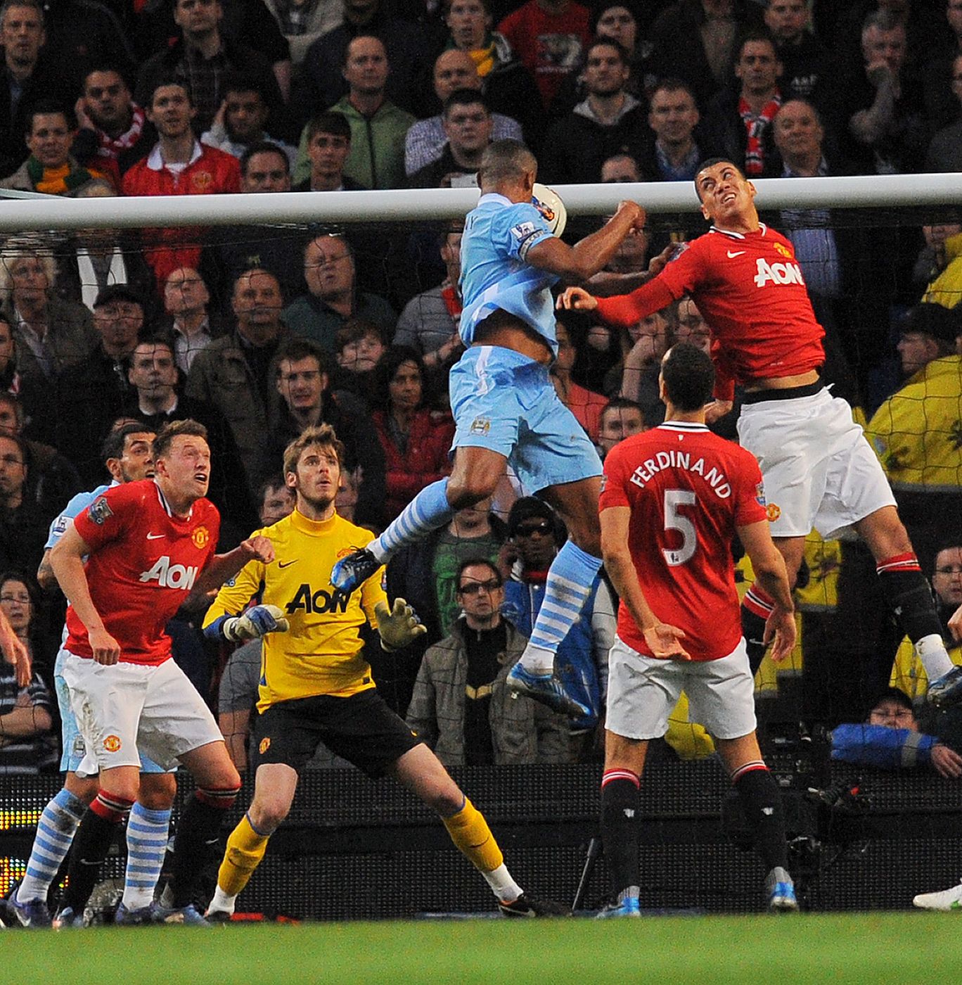 El jugador del Manchester City, Vincent Kompany, remata para meter el único gol del partido