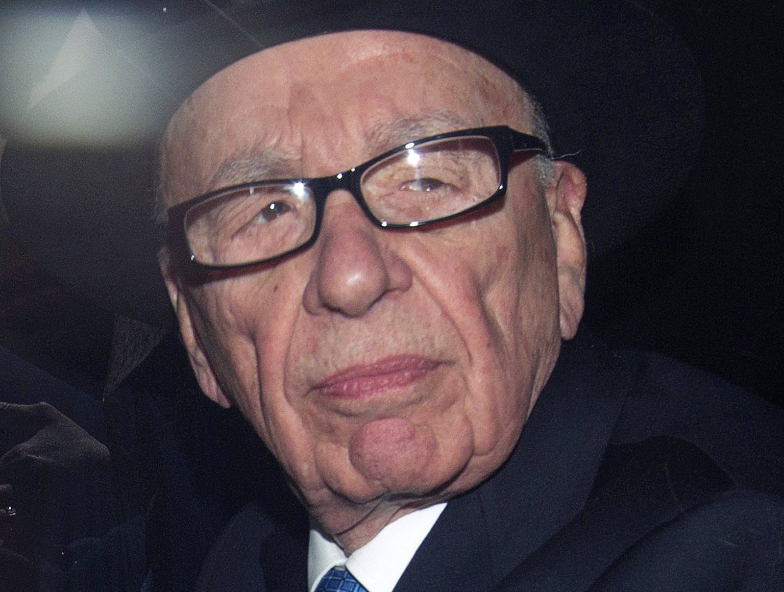 El presidente de News Corporation, Rupert Murdoch, en una foto tomada tras prestar declaración, el 26 de abril