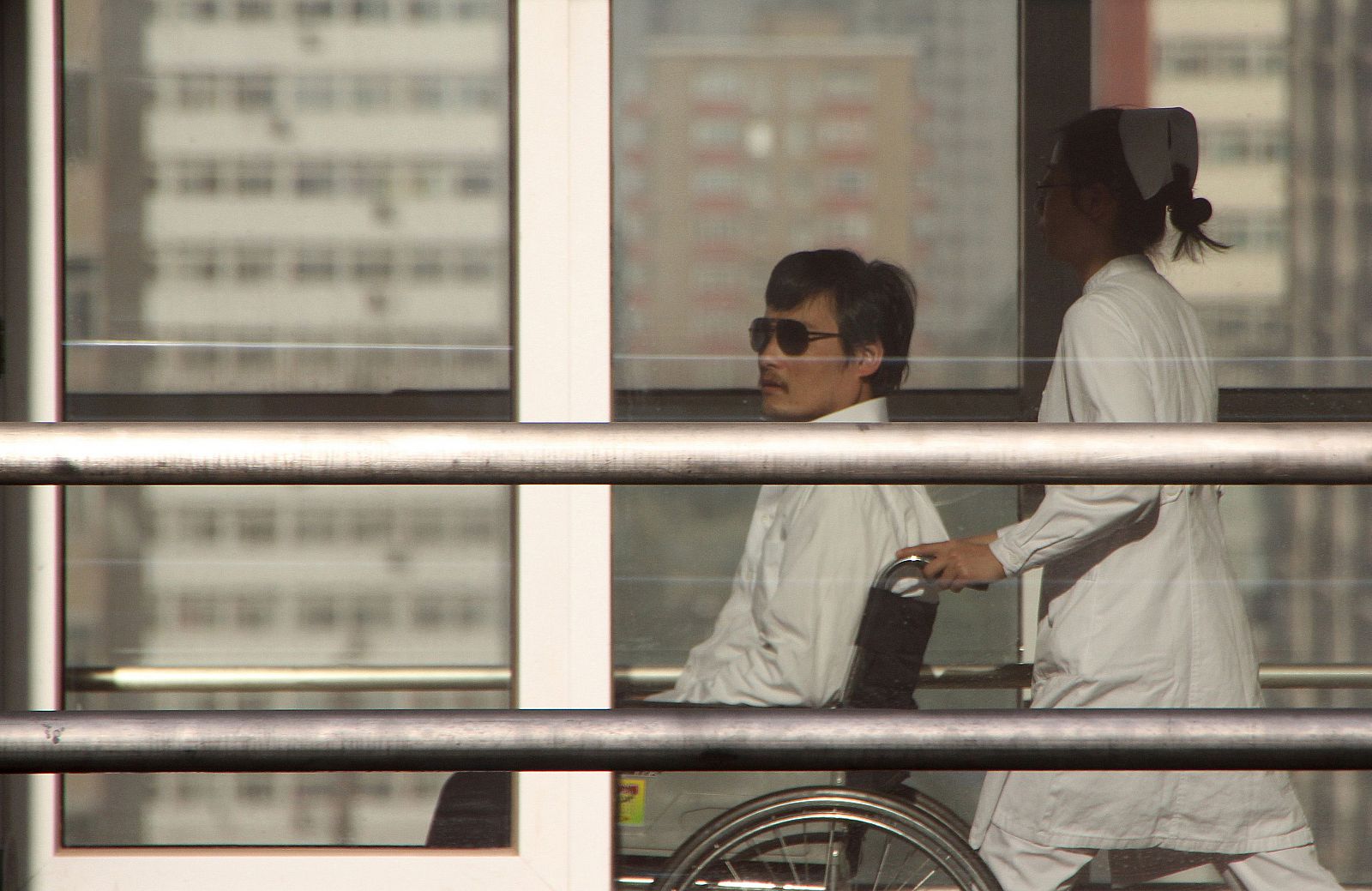 El disidente chino Chen Guangcheng en el hospital de Pekín en el que se ha entregado