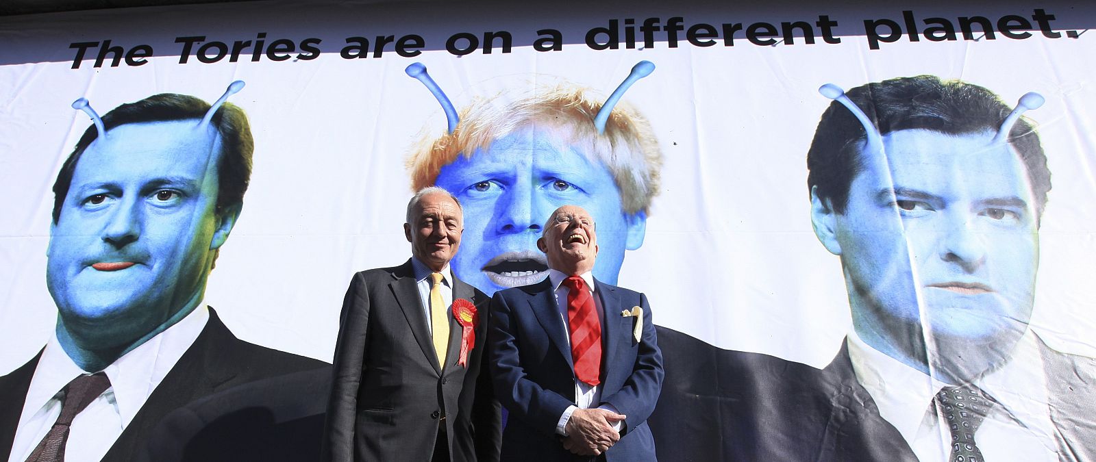El candidato laborista a la alcaldía de Londres, Ken Livingstone (izquierda), junto al actor Richard Wilson en la presentación del cartel de campaña