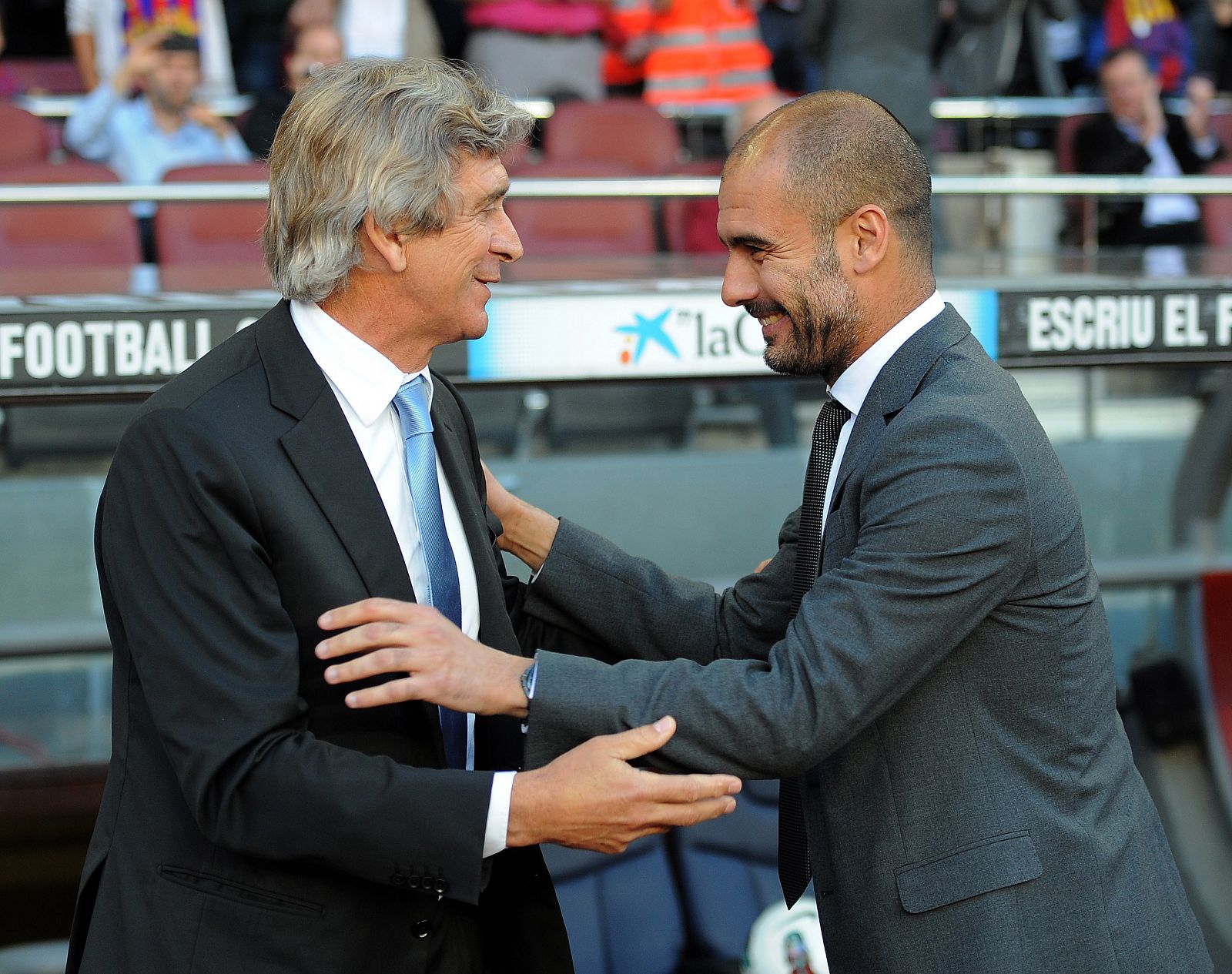 Manuel Pellegrini saluda a Pep Guardiola antes del partido FC Barcelona - Málaga