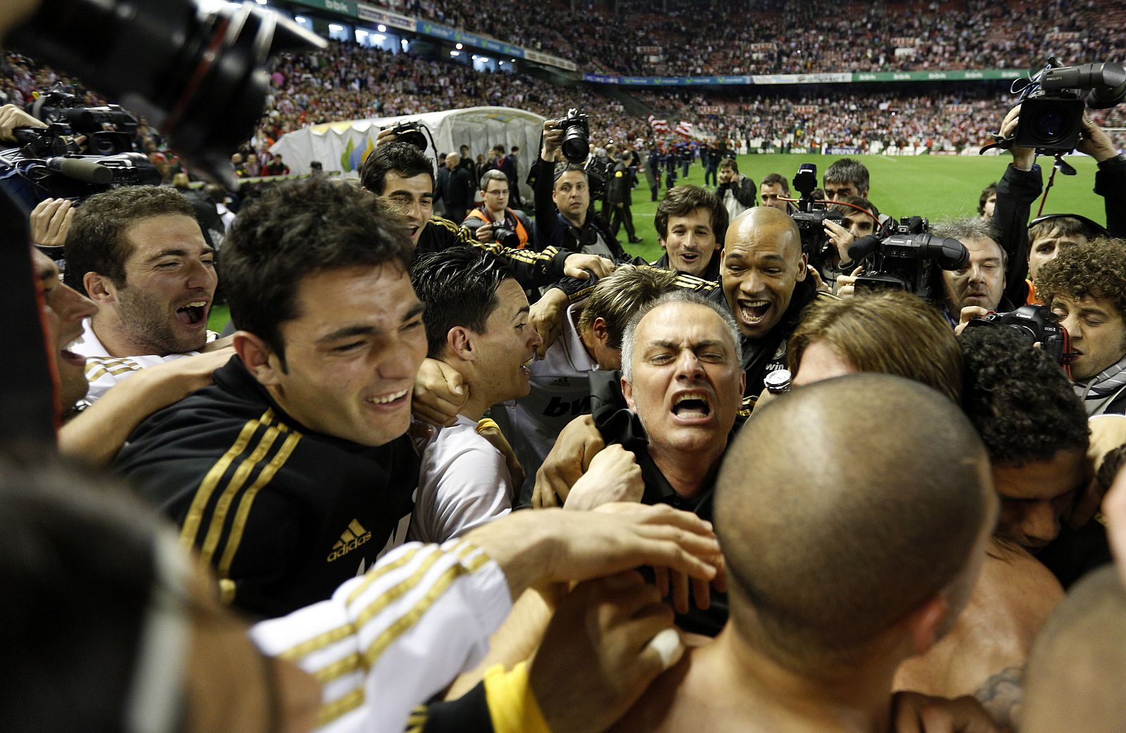 Mourinho celebra con sus jugadores en el campo después de proclamarse campeón de Liga con el Real Madrid.