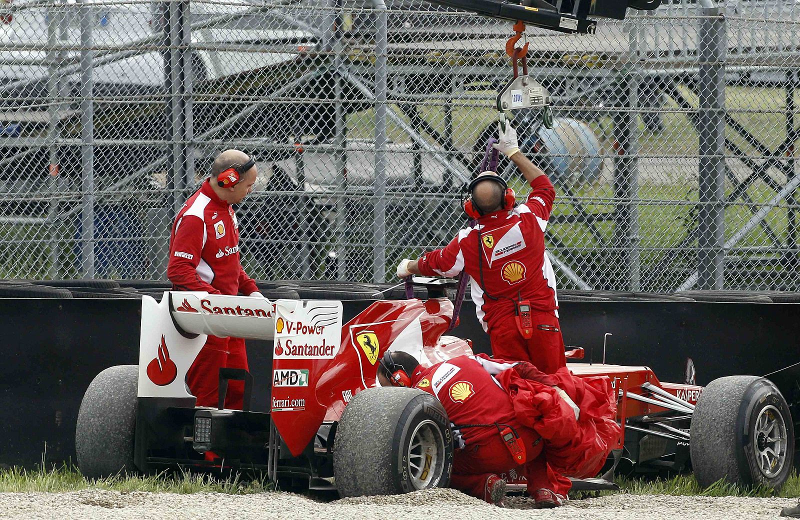 El piloto español Fernando Alonso ha perdido el control de su Ferrari y ha tenido un accidente en Mugello del que ha salido ileso.