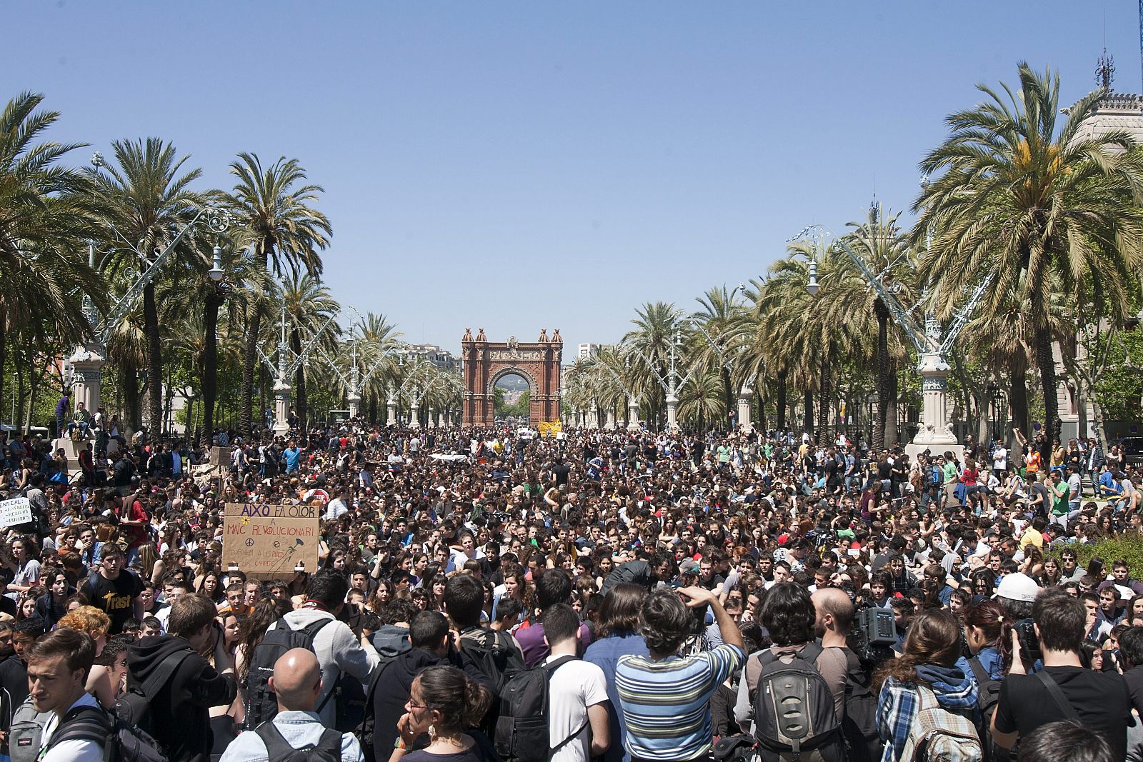 Miles de estudiantes catalanes se manifiestan contra la subida de tasas universitarias