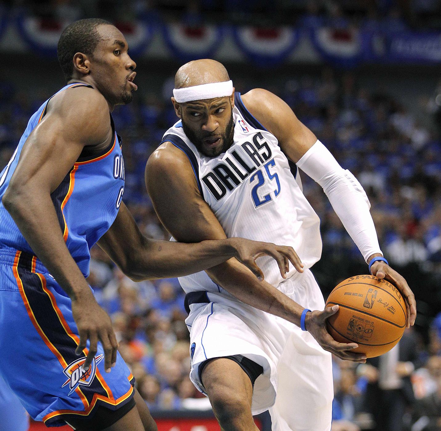 Serge Ibaka, de los Thunder, intenta frenar el juego en manos de Vince Carter, de los Mavericks.