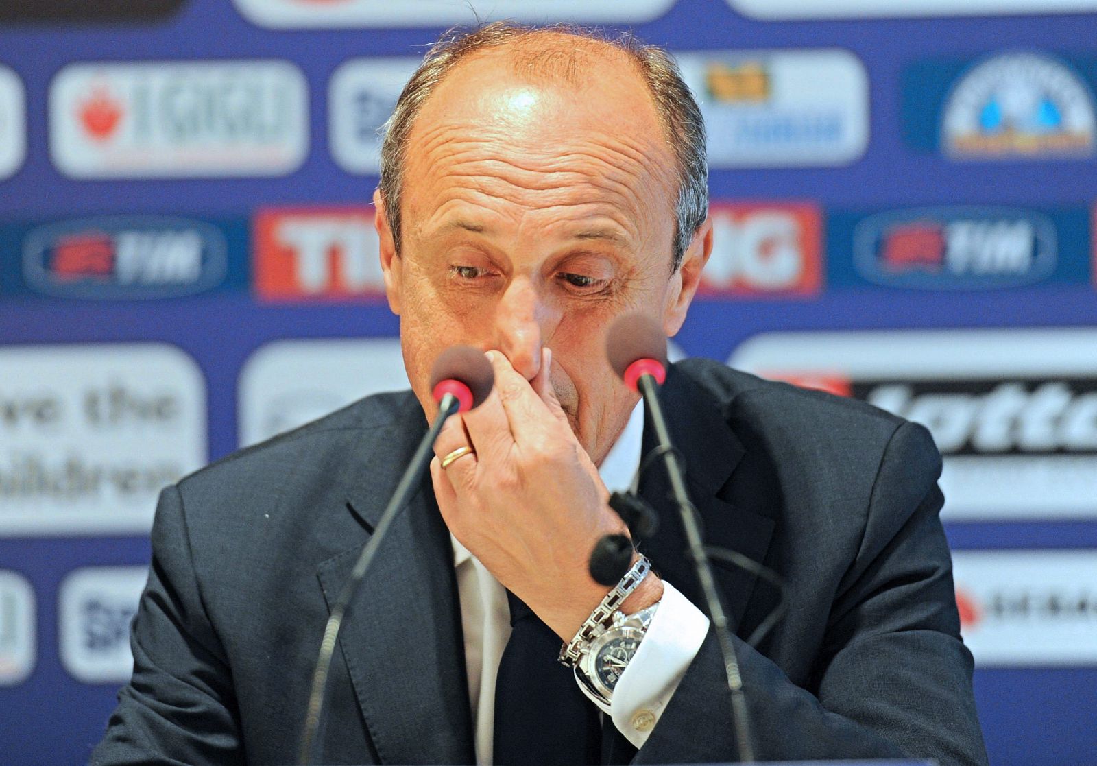 El extécnico del Fiorentina Delio Rossi ofrece una rueda de prensa para pedir perdón.