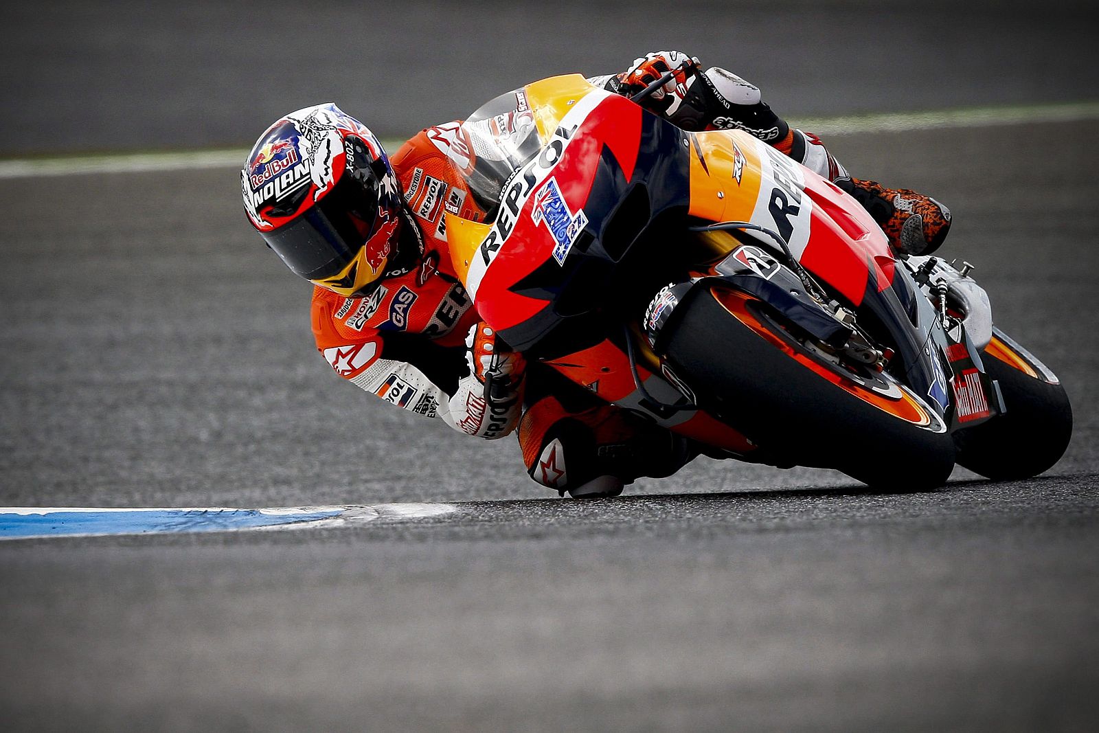 El estadounidense Casey Stoner, de Honda, participa en los entrenamientos libres de MotoGP en el circuito de Estoril