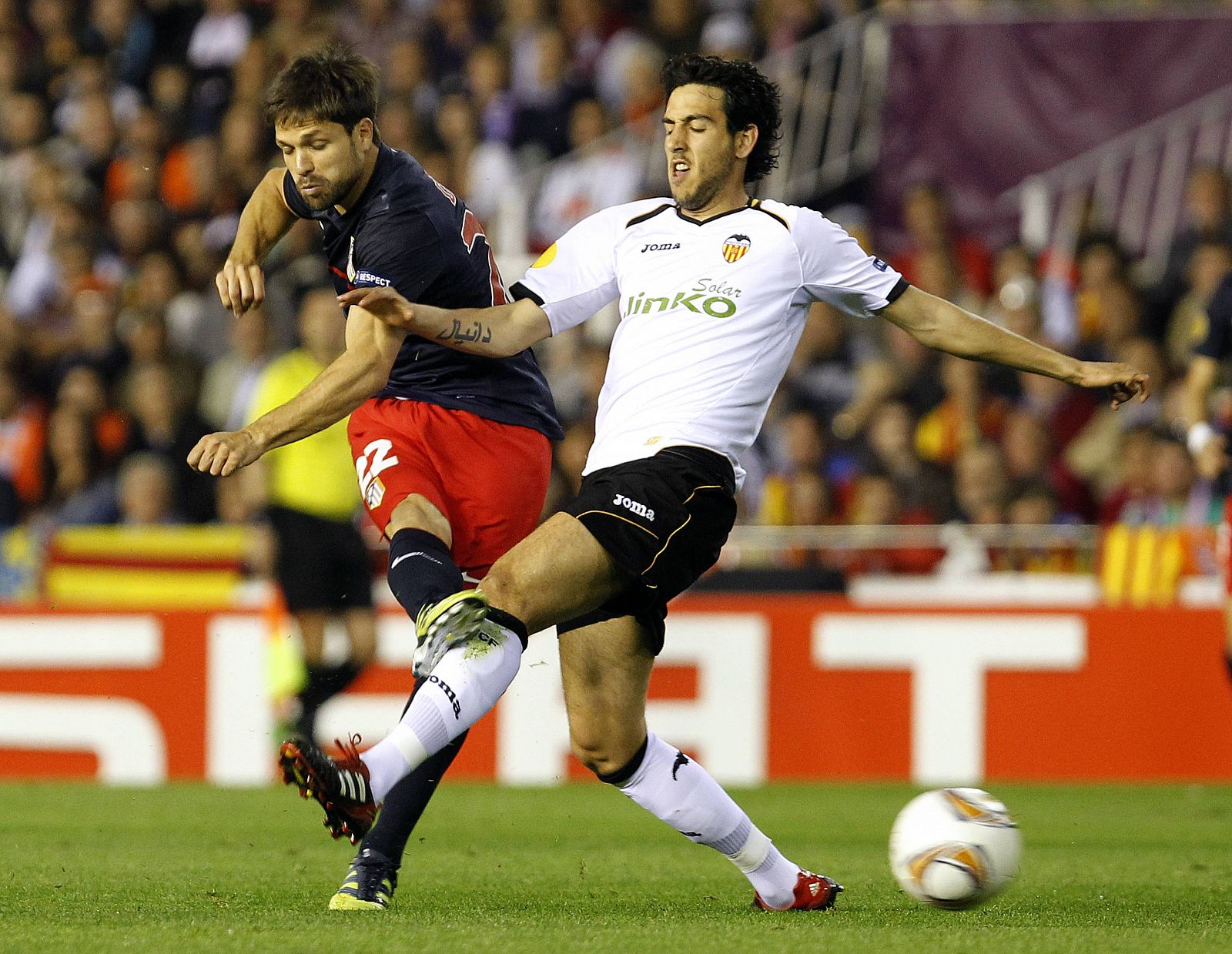 Dani Parejo pugna por el balón con el centrocampista brasileño del Atlético Diego Ribas