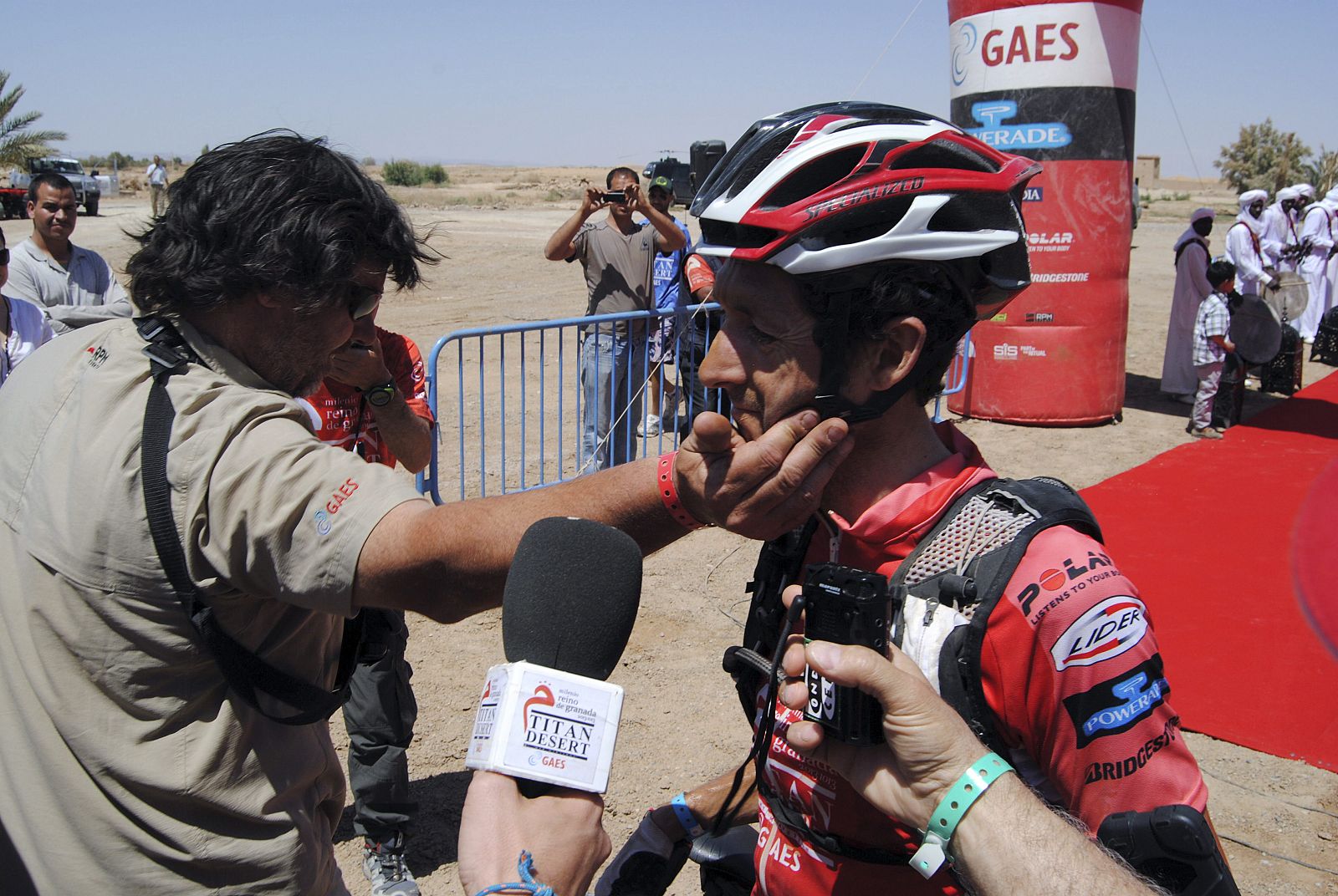 El ciclista Roberto Heras (Gaes1), recibe la felicitación del director general de la prueba Félix Dot