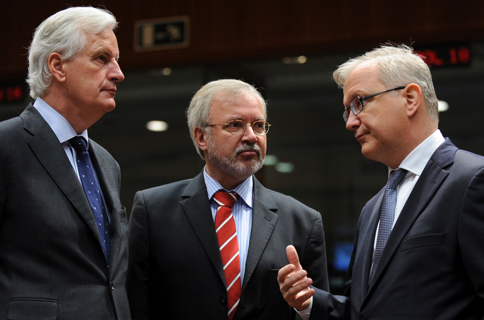 El comisario europeo de Asuntos Económicos y Monetarios, Olli Rehn (a la derecha), durante la reunión de ministros europeos de Economía (Ecofin) que se celebro en Bruselas el pasado día 2 de mayo,