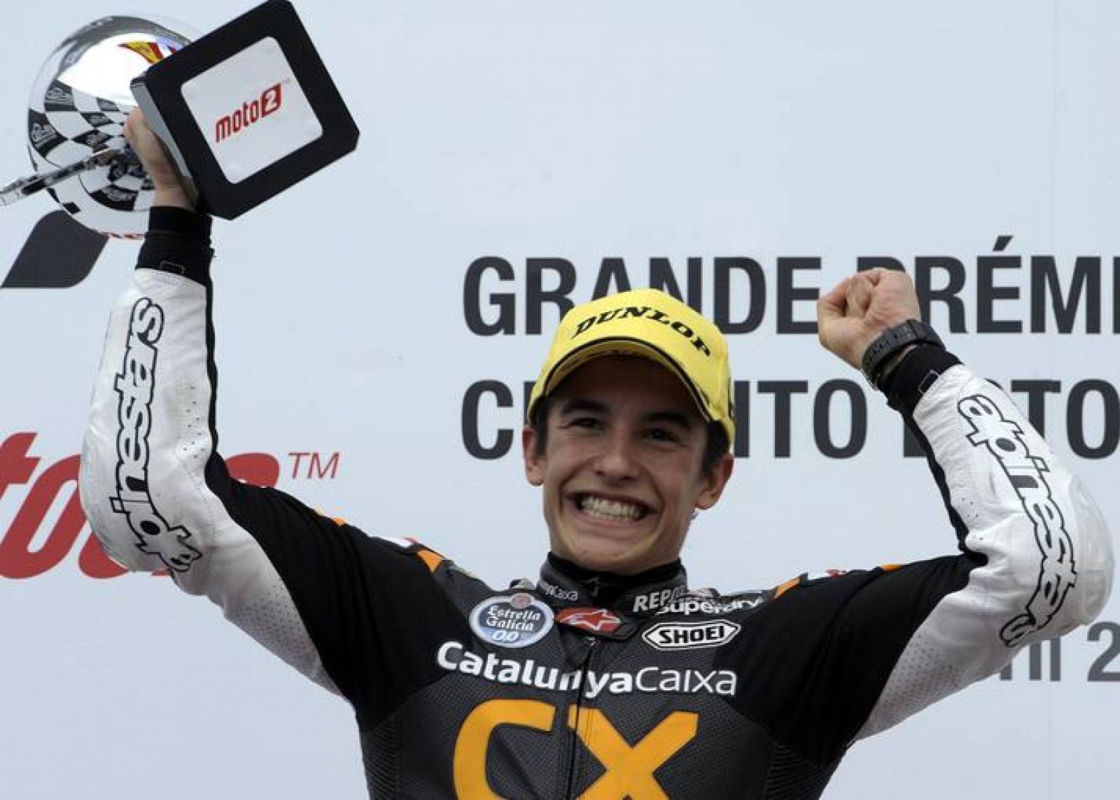 Marc Márquez celebra su victoria en el podio de Estoril.