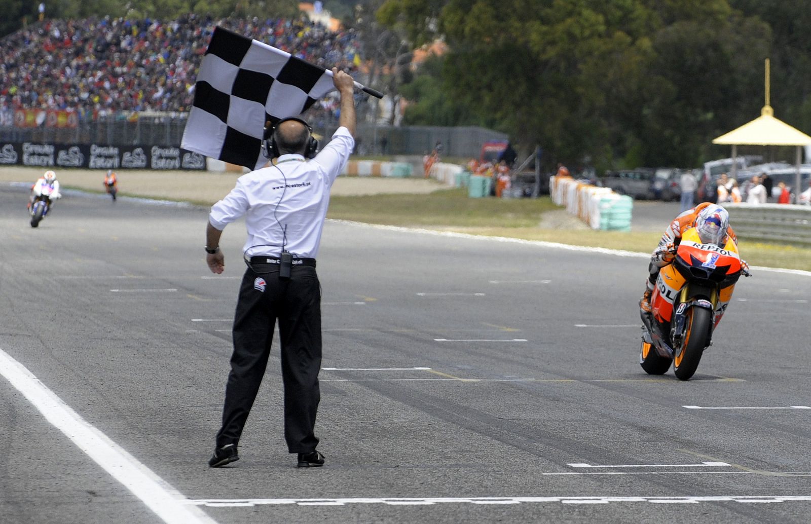 Casey Stoner en la línea de meta de Estoril.