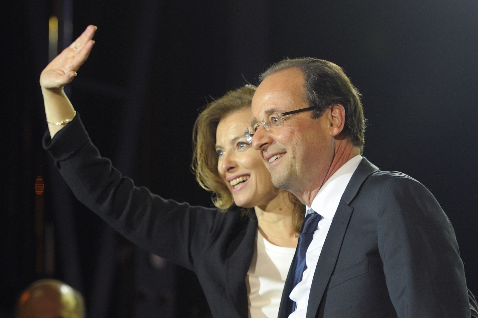 Valérie Trierweiler y François Hollande celebran la victoria del candidato socialista en la plaza de la Bastilla en París.
