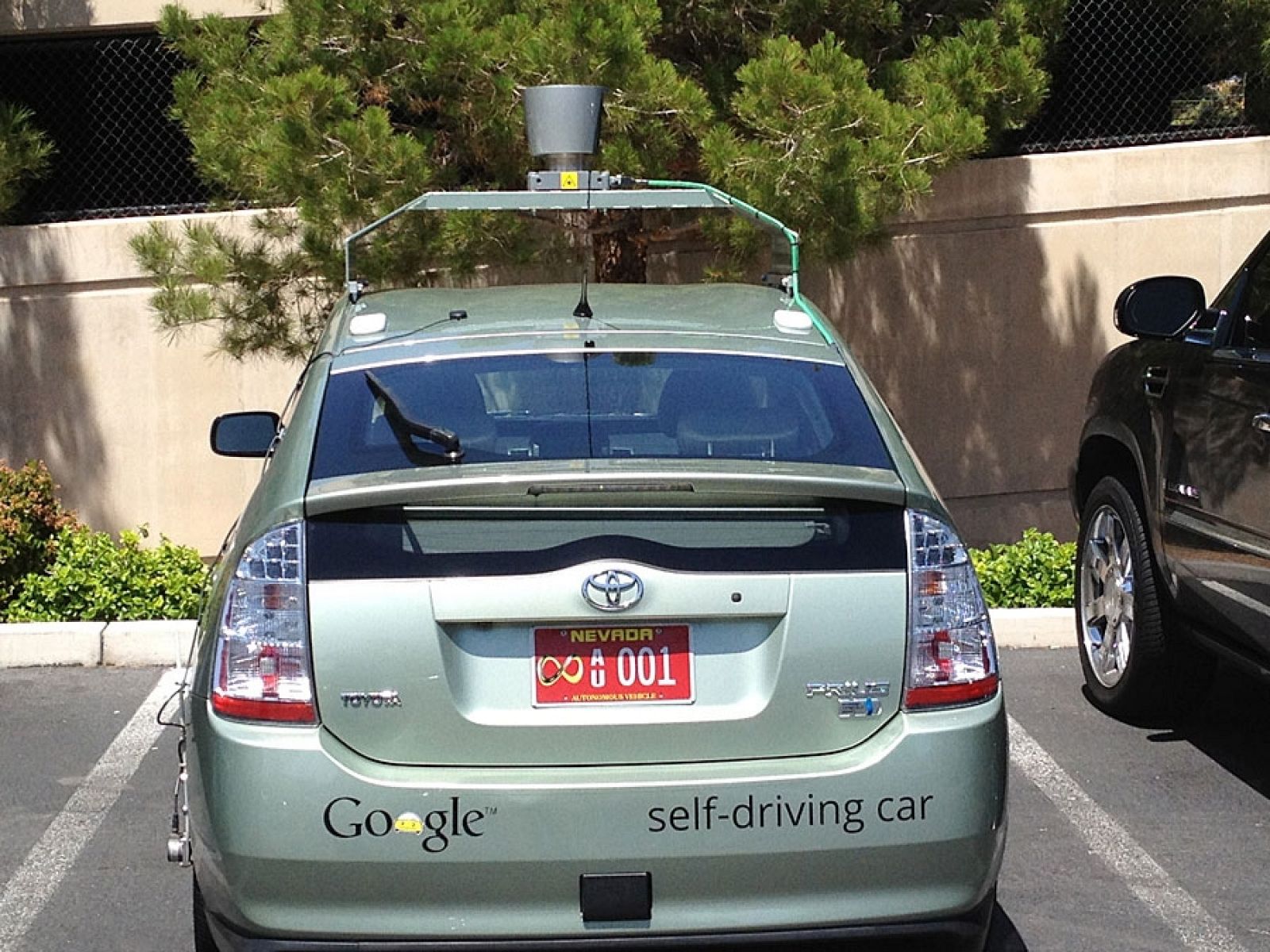 Este es el aspecto del Google Car con su matrícula roja de "vehículo autónomo" ya instalada