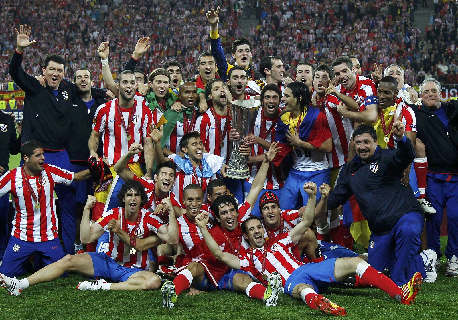 Los jugadores del Atlético de Madrid celebran el título logrado en Bucarest frente al Athletic Club.
