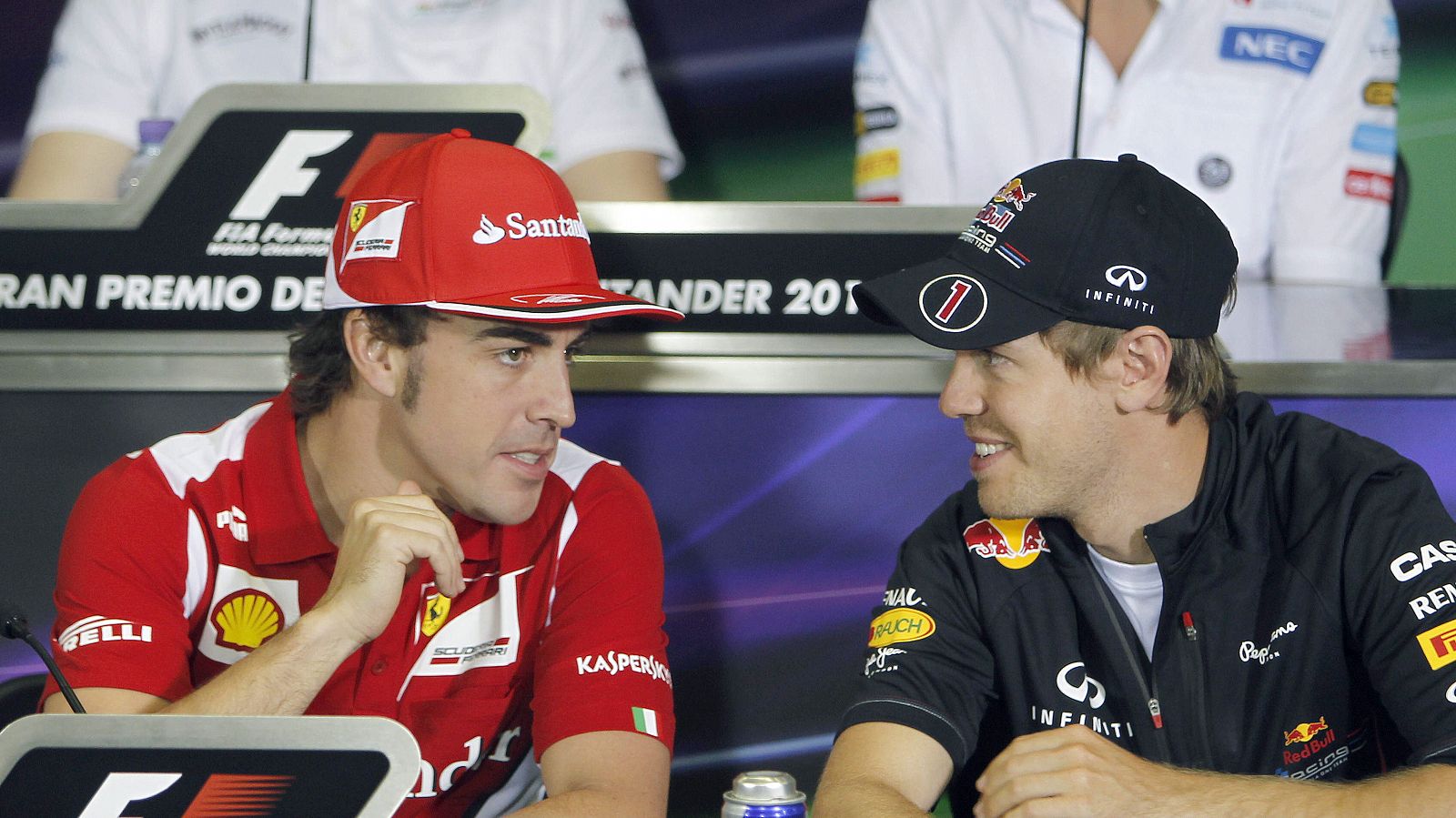 Alonso y Vettel cambian impresiones en la rueda de prensa previa al GP de España de F1