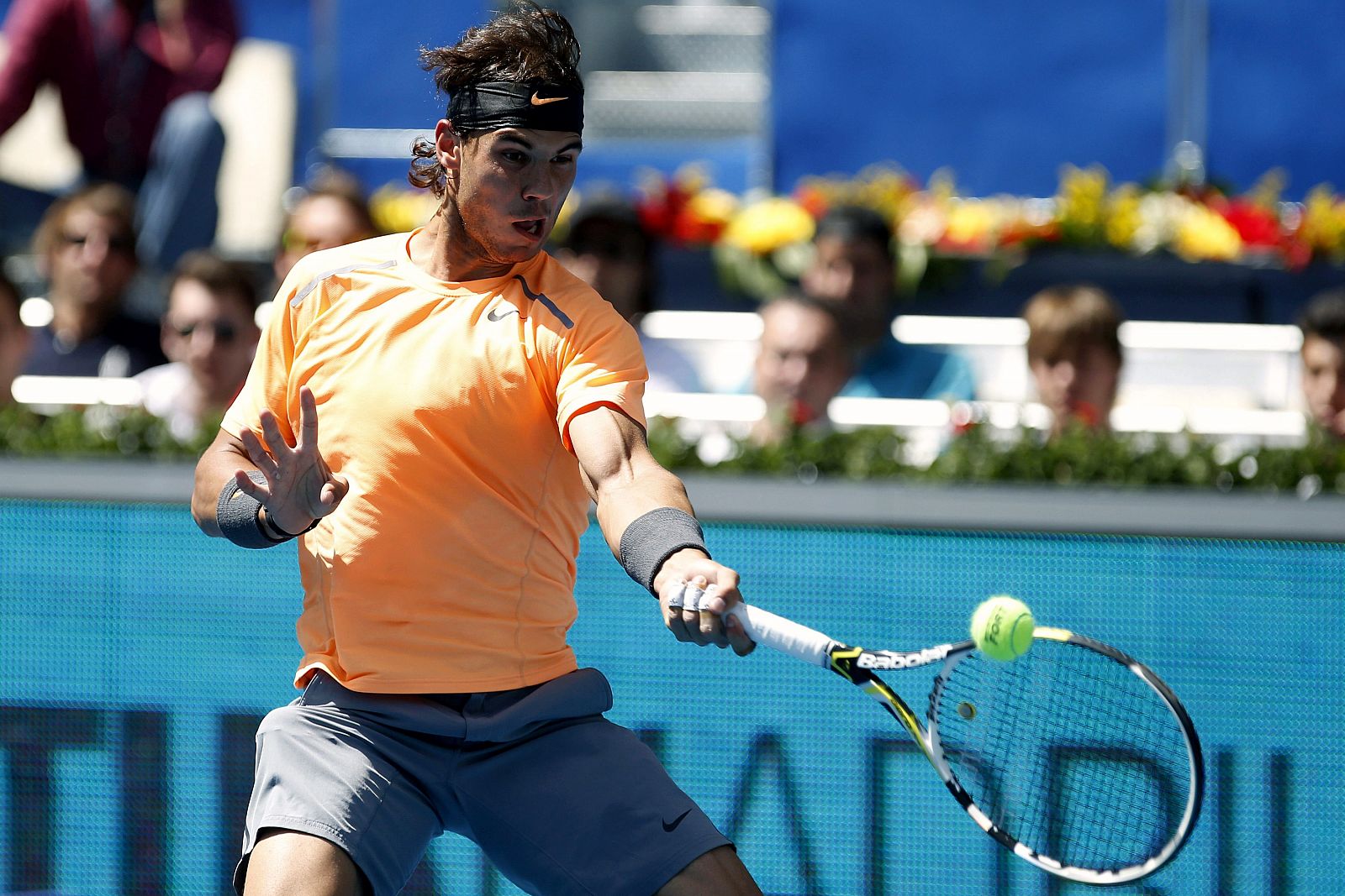 El tenista español Rafael Nadal golpea la pelota en su partido ante su compatriota Fernando Verdasco