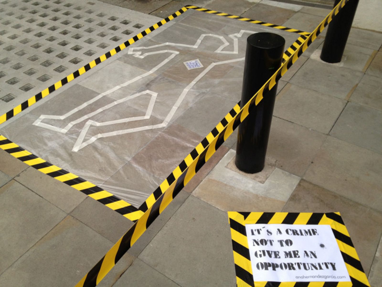 La escena del crimen que creó Ana Hernández en una calle de Londres.